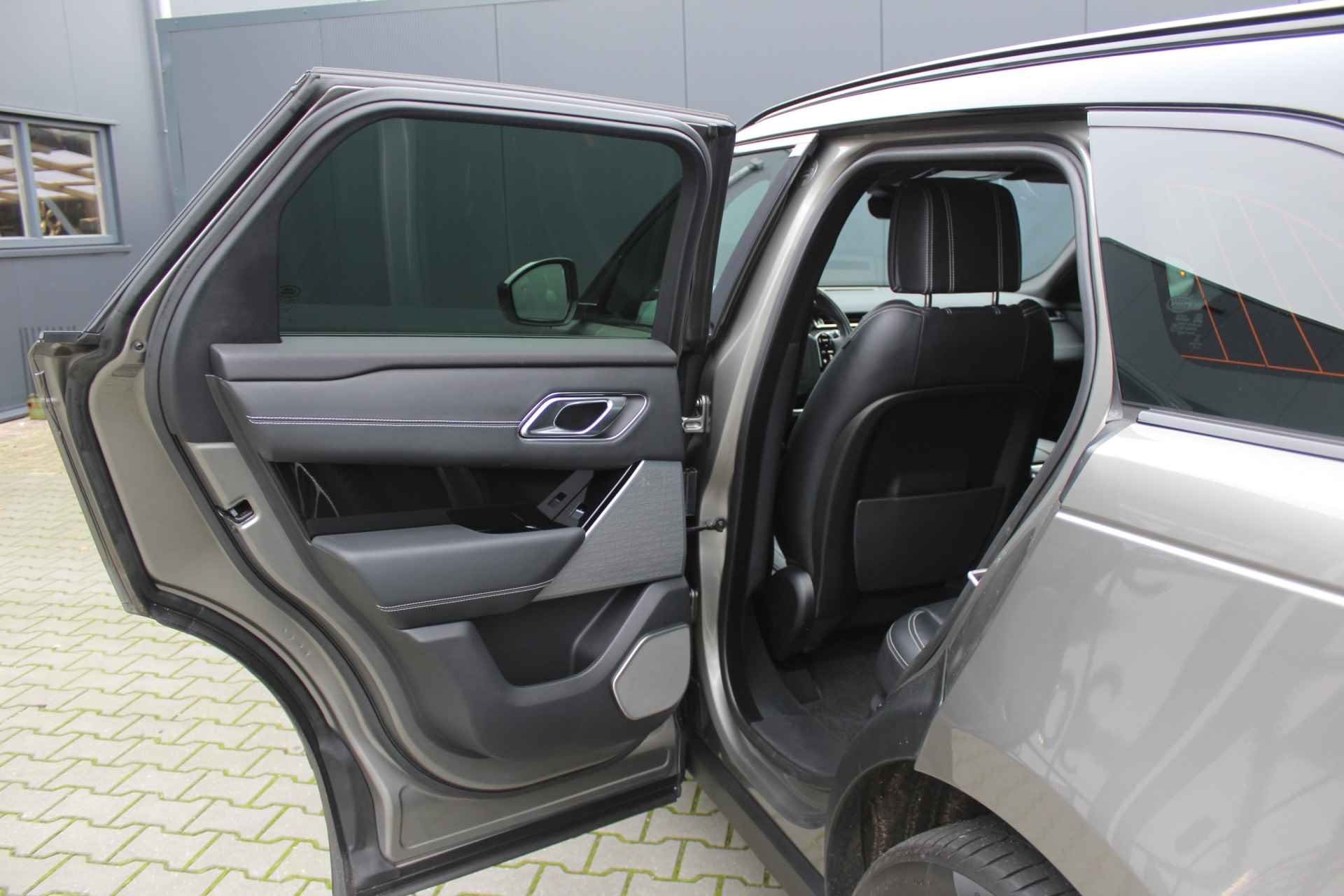 Land Rover Range Rover Velar 3.0 V6 AWD R-Dynamic HSE | incl. 12 maanden garantie | Trekhaak wegklapbaar | Schuif/kantel dak | Dodehoek detectie | Massage stoelen | 22 inch velgen | Bomvolle auto | Luxe uitstraling | 2500KG trekgewicht - 47/61