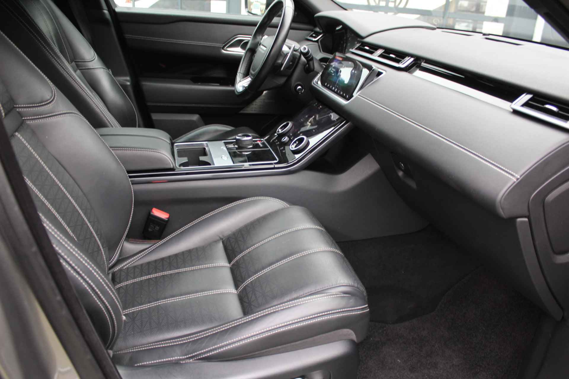 Land Rover Range Rover Velar 3.0 V6 AWD R-Dynamic HSE | incl. 12 maanden garantie | Trekhaak wegklapbaar | Schuif/kantel dak | Dodehoek detectie | Massage stoelen | 22 inch velgen | Bomvolle auto | Luxe uitstraling | 2500KG trekgewicht - 54/61