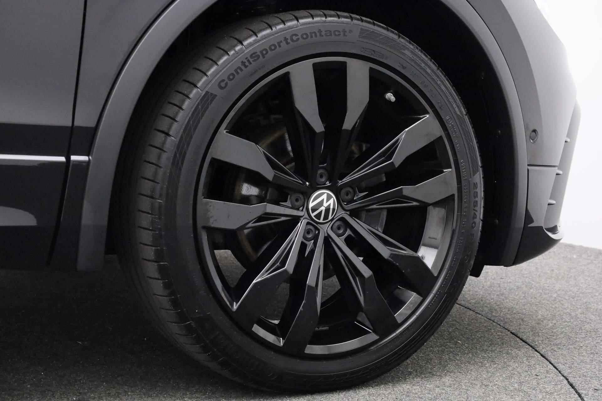 Volkswagen Tiguan 2.0 TDI 150PK DSG R-Line Black Style | Pano | Trekhaak | HUD | DCC | Camera | IQ Light - 18/50