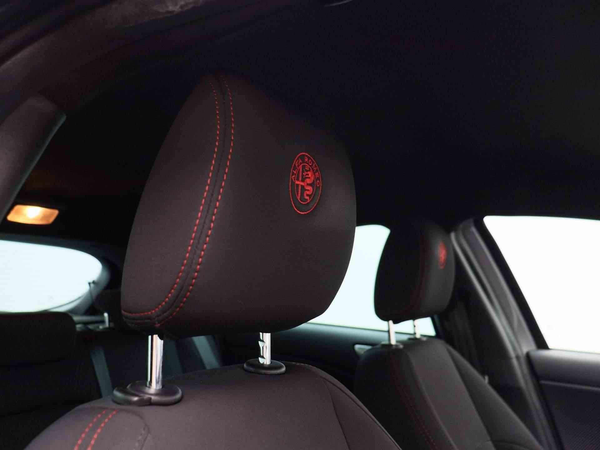 Alfa Romeo Giulietta 1.4 Turbo MultiAir Super | NAVIGATIE | CLIMATE CONTROL | PARKEERSENSOREN VOOR + ACHTER | LICHTMETALEN VELGEN | CRUISE CONTROL | - 34/38