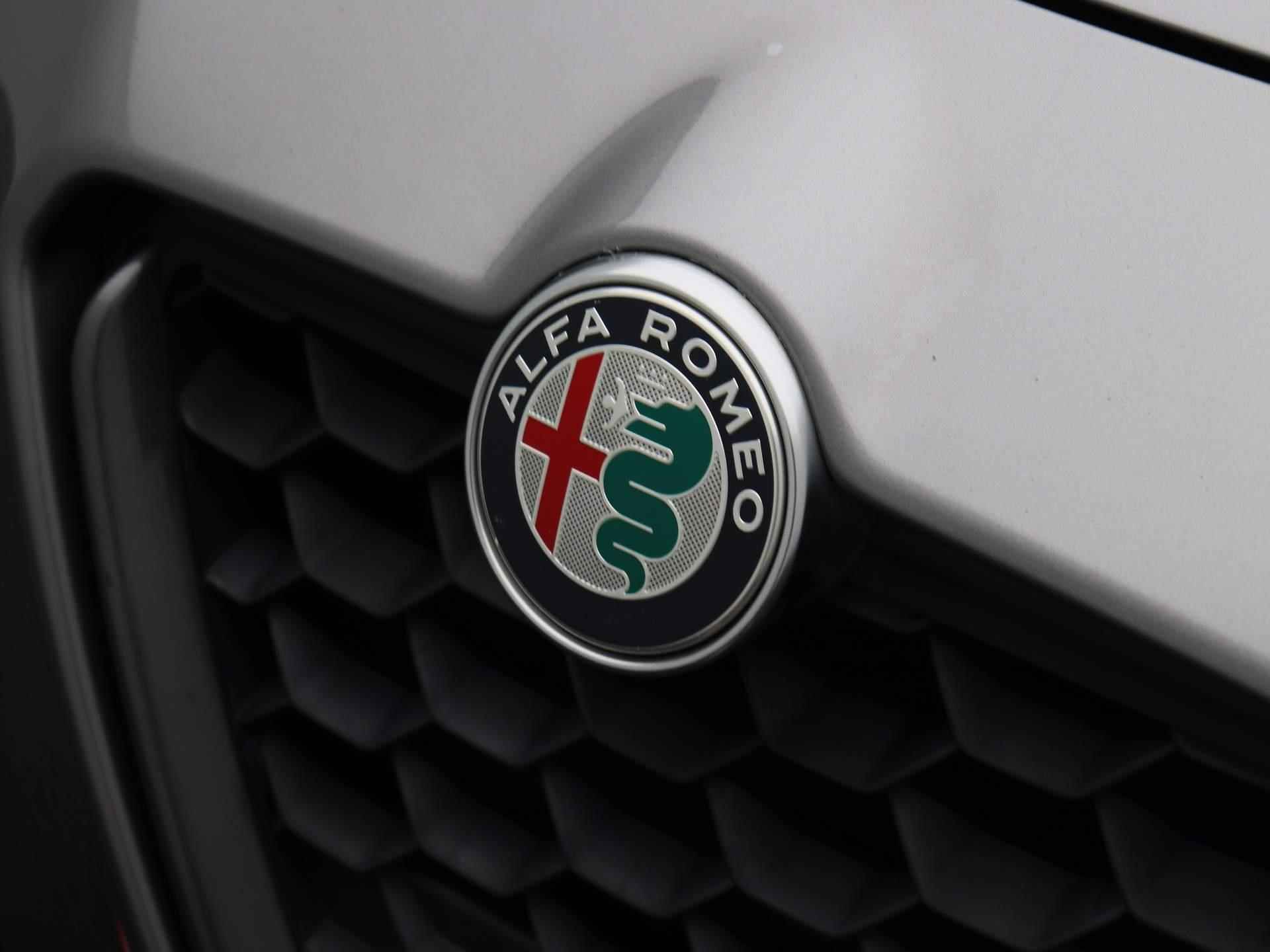 Alfa Romeo Giulietta 1.4 Turbo MultiAir Super | NAVIGATIE | CLIMATE CONTROL | PARKEERSENSOREN VOOR + ACHTER | LICHTMETALEN VELGEN | CRUISE CONTROL | - 37/38
