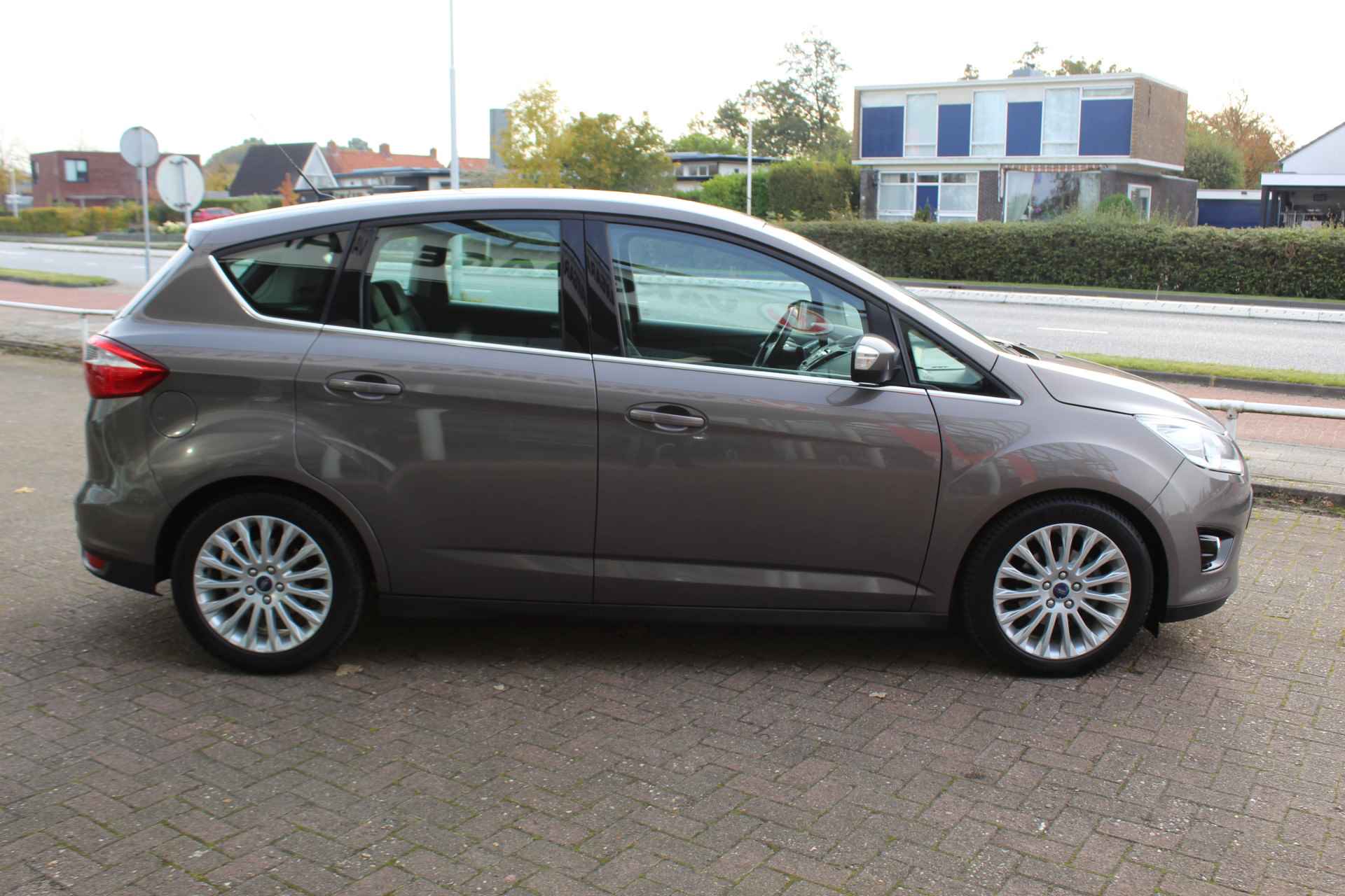 Ford C-MAX 1.0 Titanium , 125pk Climate control ,. cruise control , Trekhaak , Bluetooth LM velgen , mistlampen voor , parkeersensoren achter - 41/46