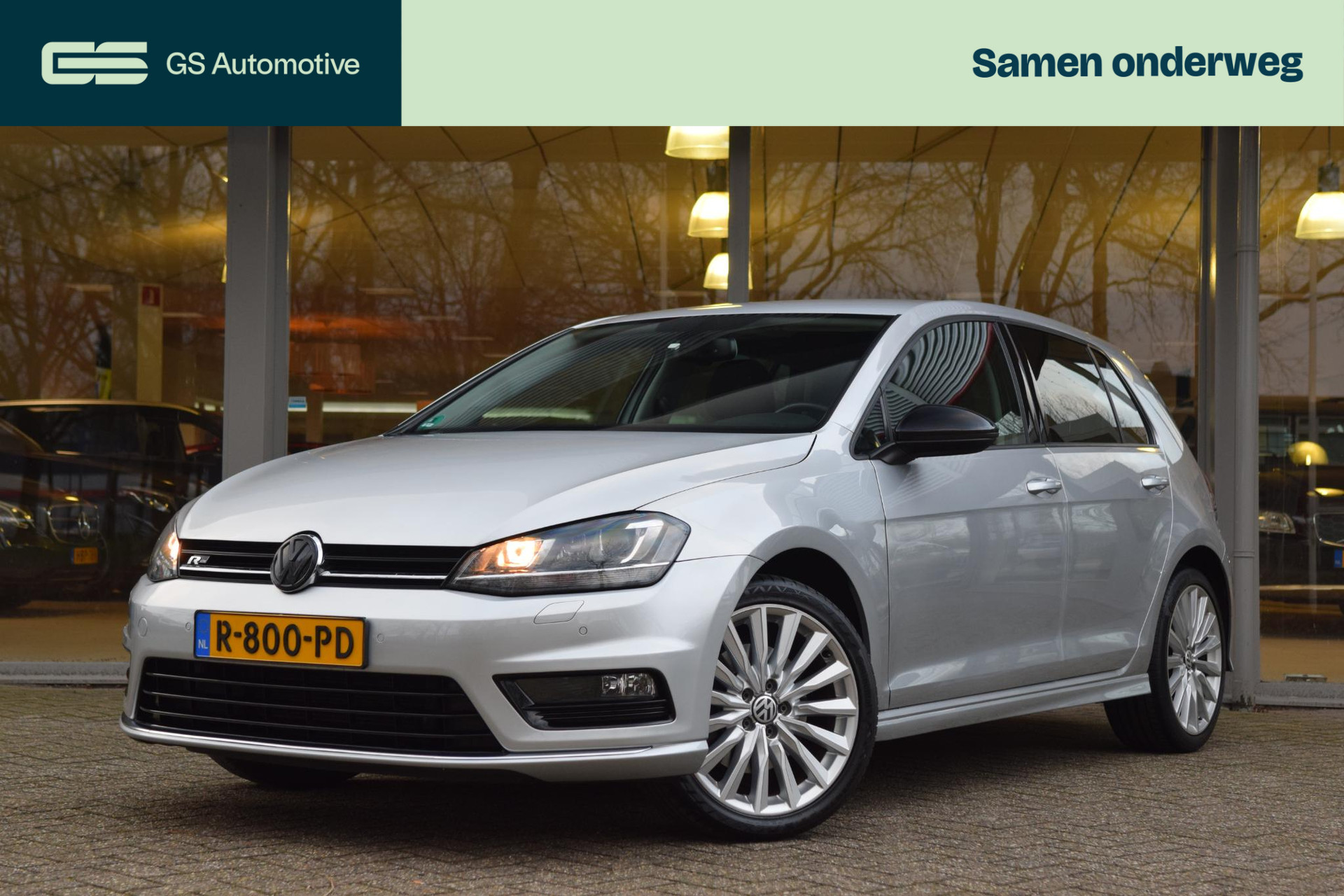 Volkswagen Golf 1.2 TSI 110PK R-line met navi/camera/xenon