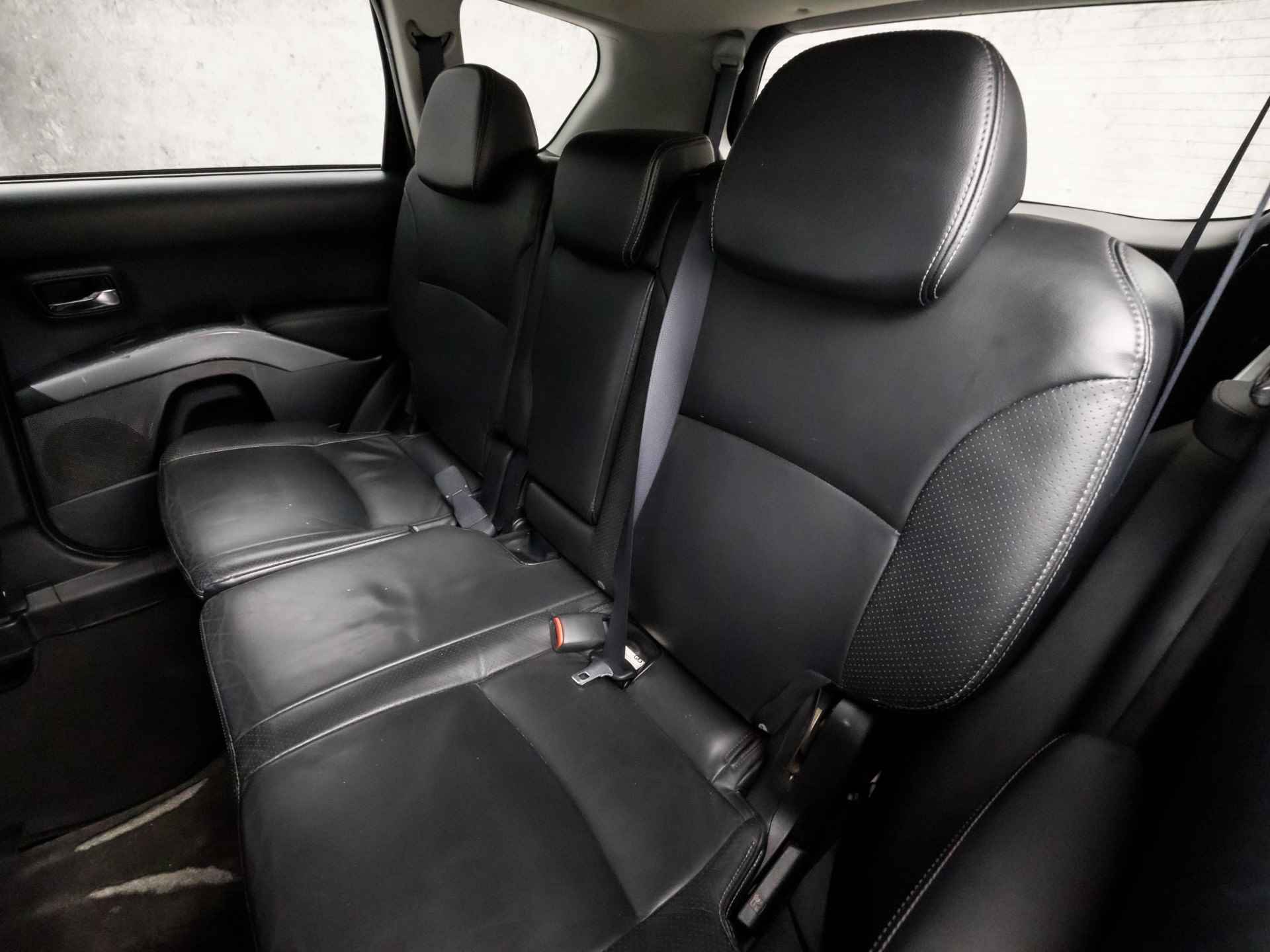 Peugeot 4007 2.4 Platinum 7 Persoons 170Pk Automaat (YOUNGTIMER, NAVIGATIE, CLIMATE, STOELVERWARMING, LEDEREN SPORTSTOELEN, XENON, TREKHAAK, NIEUWE APK, PARKEERSENSOREN) - 16/29