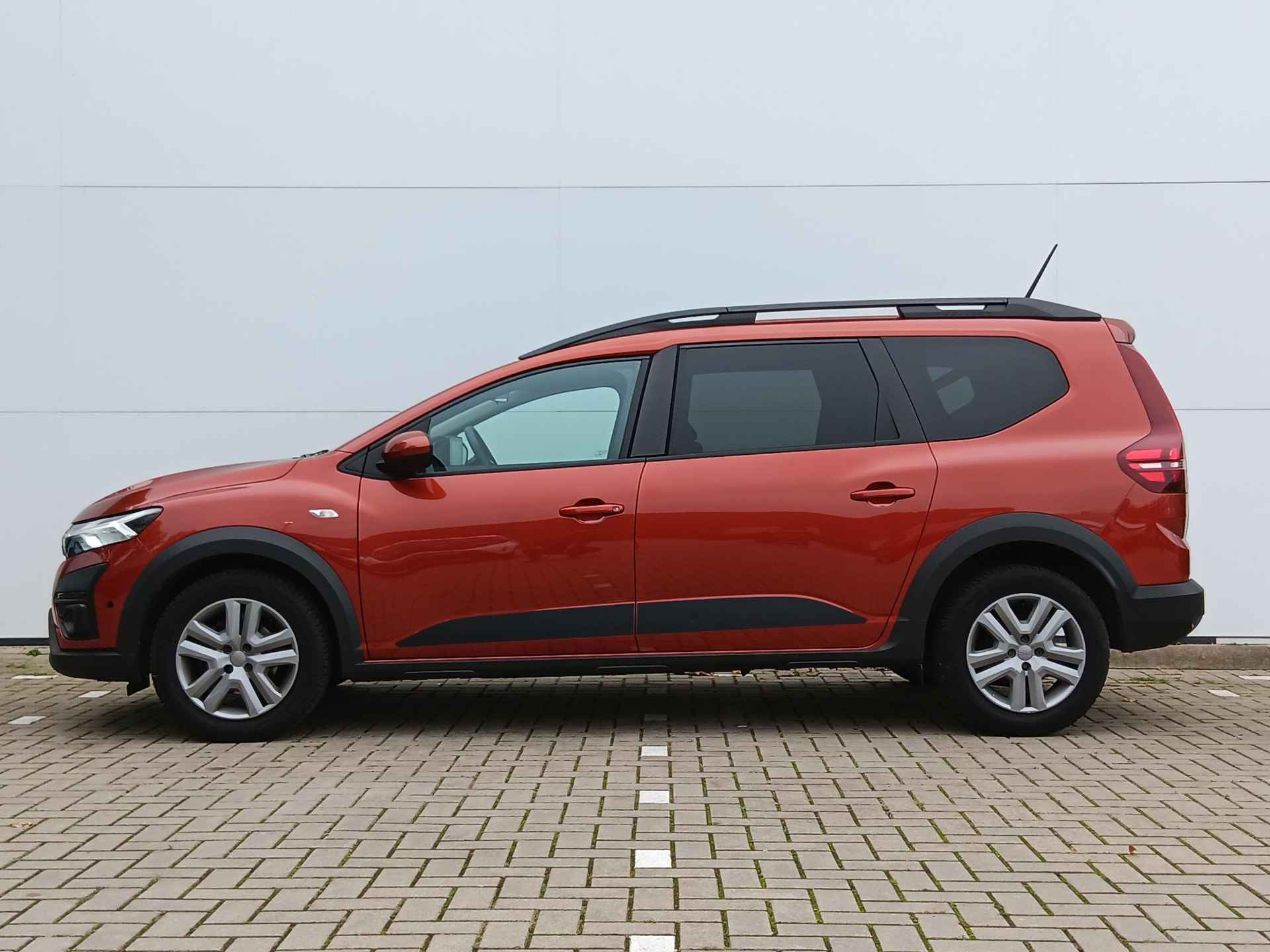 Dacia Jogger 1.0 TCe 110 Expression 7p. 7-Persoons / Navigatie / Parkeersensoren V+A+Camera / Airco / Brake Assist / DAB - 34/36