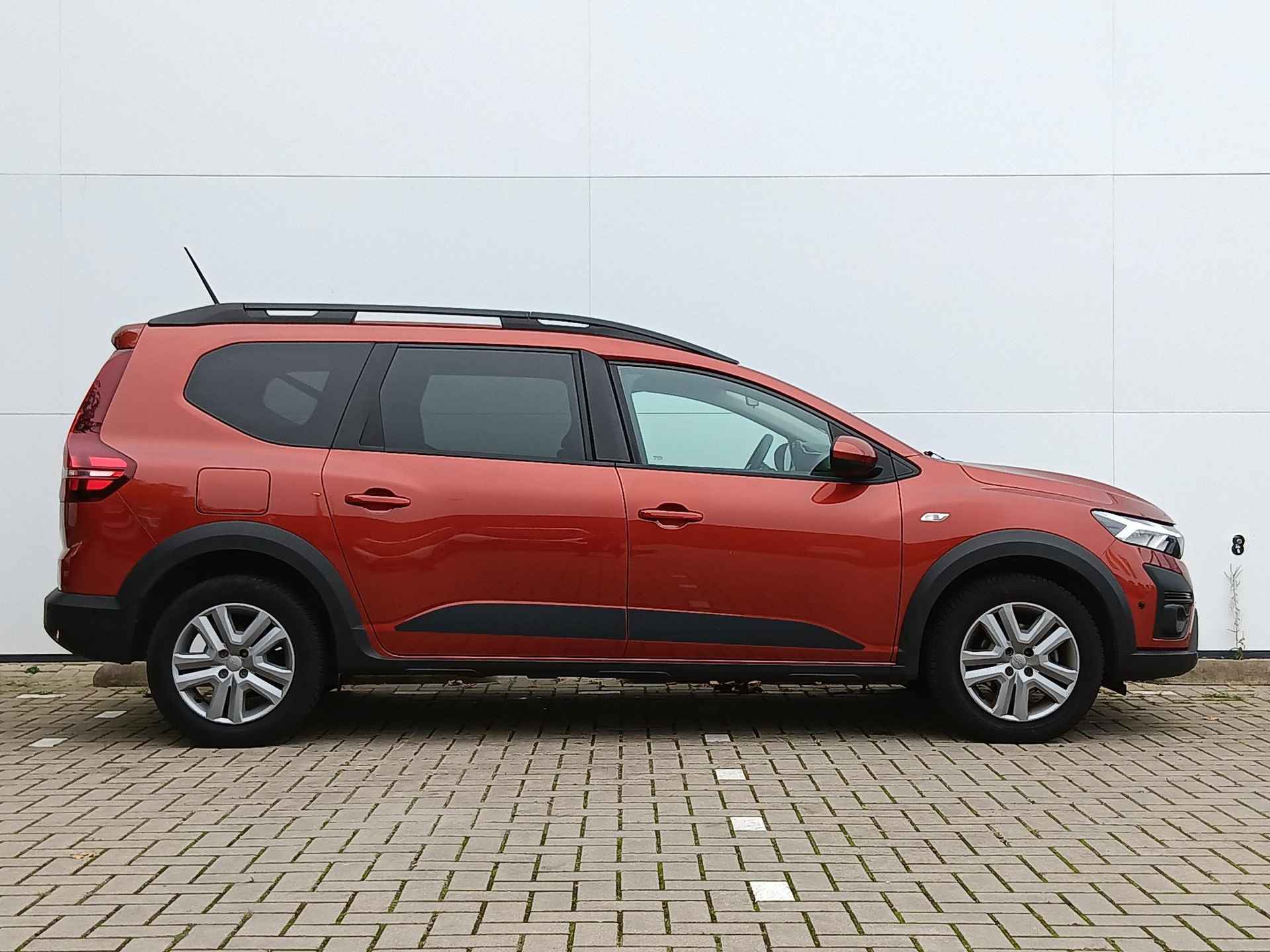 Dacia Jogger 1.0 TCe 110 Expression 7p. 7-Persoons / Navigatie / Parkeersensoren V+A+Camera / Airco / Brake Assist / DAB - 35/36