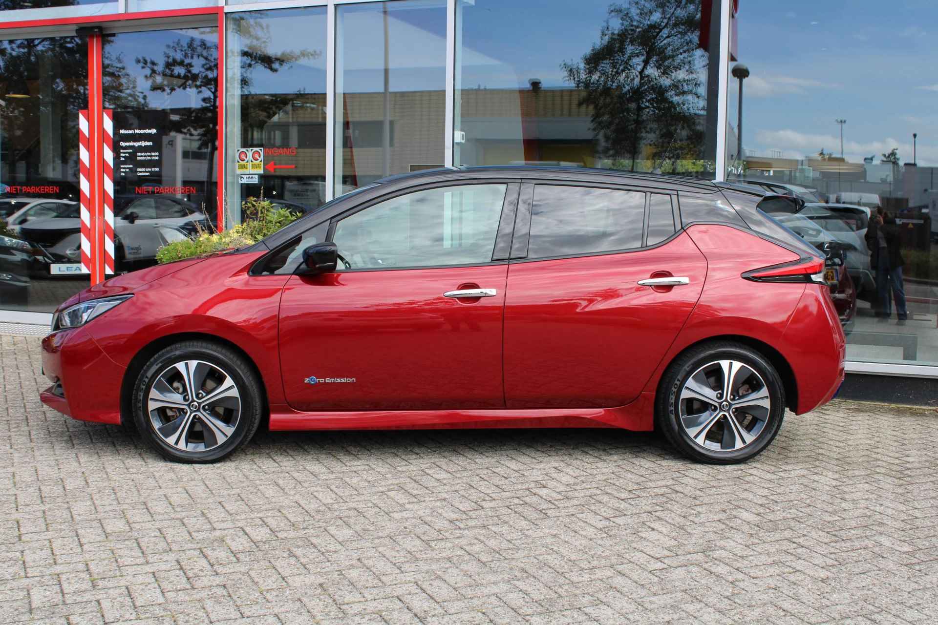 Nissan LEAF Tekna 40 kWh 149PK AUTOMAAT | Bi-led verlichting | Dodehoek detectie | Navigatie | Apple Carplay/Android auto | Bose-audio | Stuur/Stoelverwarming voor + achter | Adaptive cruise control | E-Pedal | 360-Camera | Parkeersensoren - 2/54