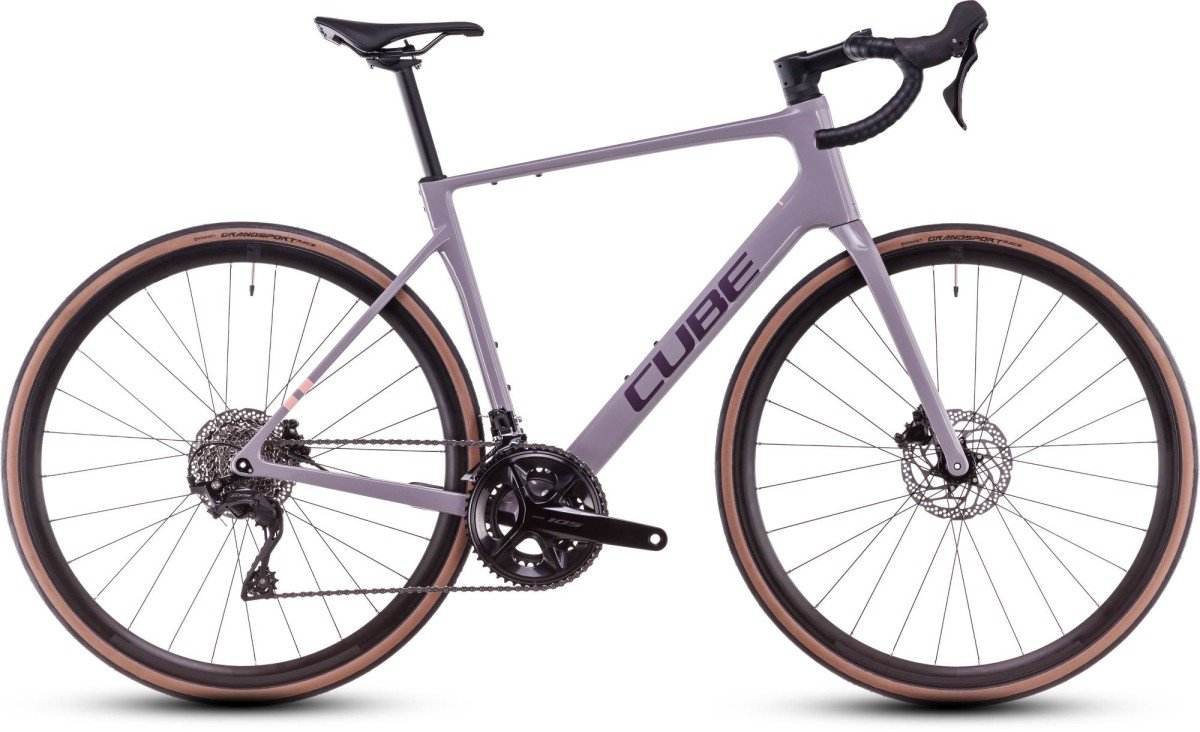 CUBE ATTAIN C:62 RACE Heren Plumgrey/brink 56cm 2025