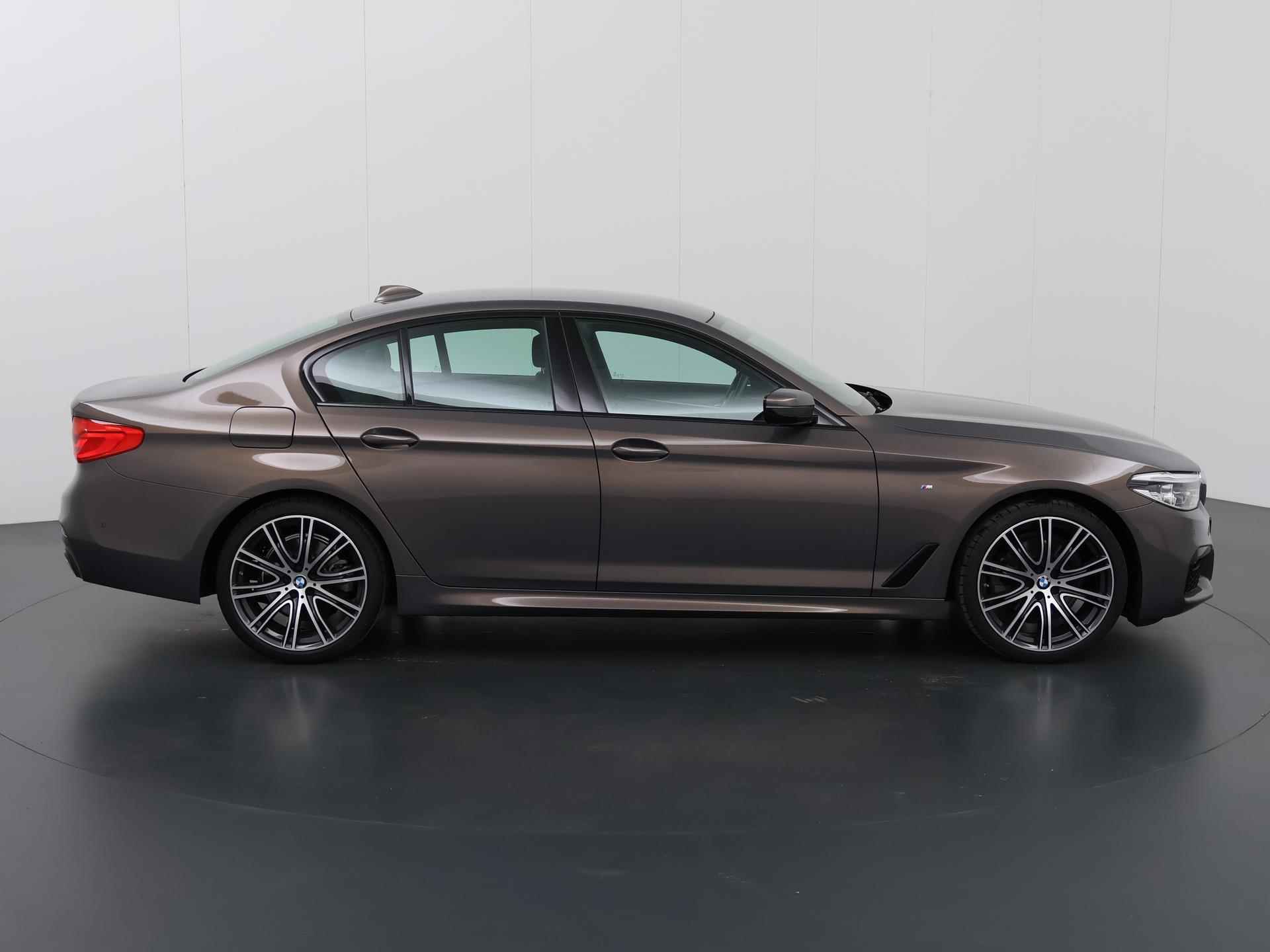 BMW 5-serie 520i High Executive Edition M-Sport | Navigatie | Harman Kardon Sound | Head Up | Digitaal Dashboard | Keyless go | Stoelverwarming | Climate Control | - 7/49