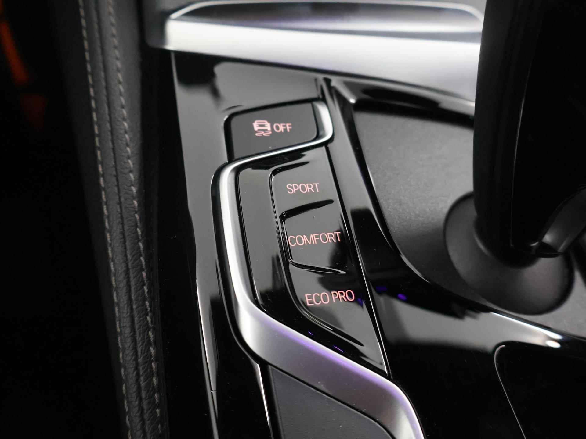 BMW 5-serie 520i High Executive Edition M-Sport | Navigatie | Harman Kardon Sound | Head Up | Digitaal Dashboard | Keyless go | Stoelverwarming | Climate Control | - 28/49