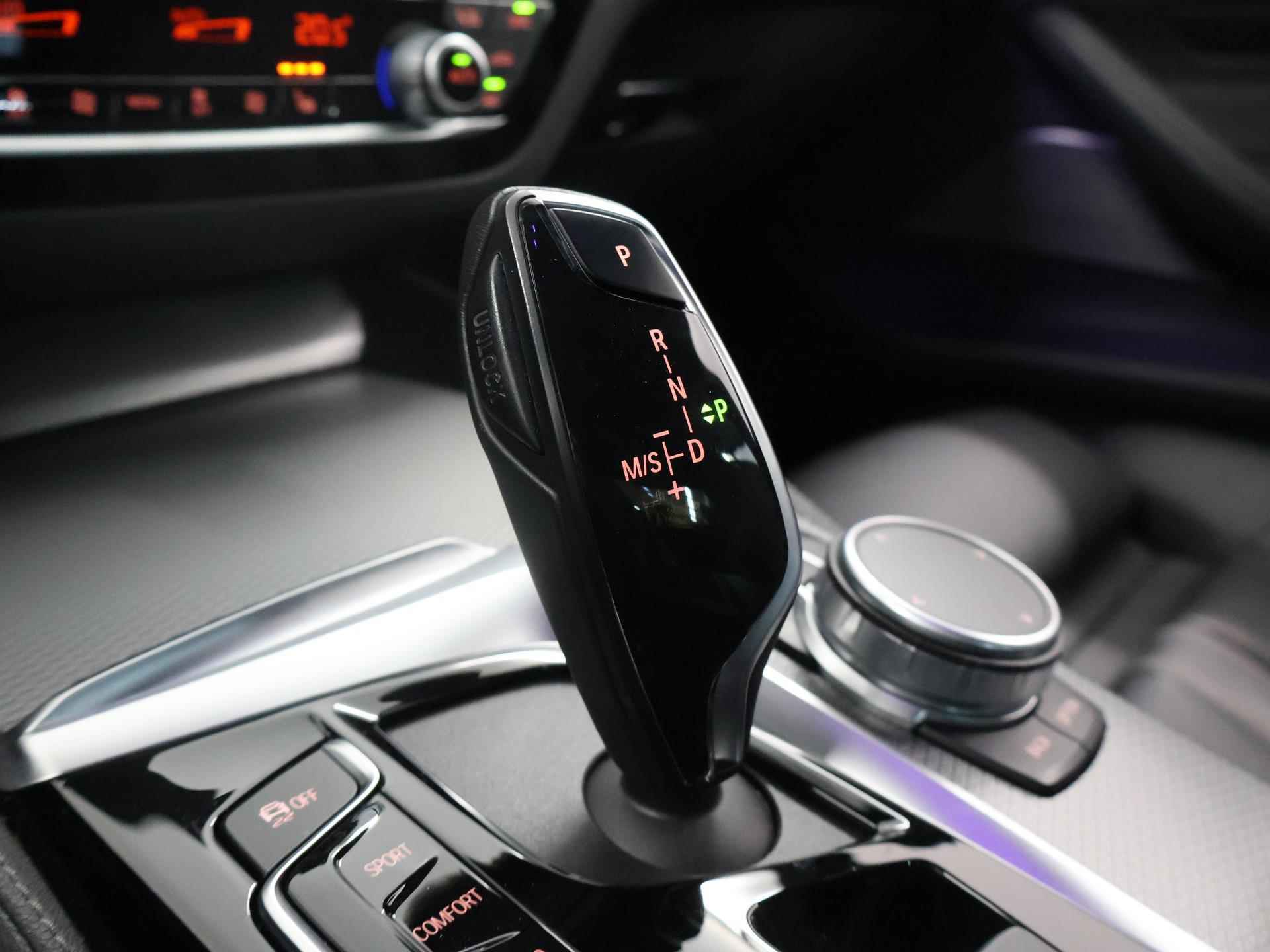 BMW 5-serie 520i High Executive Edition M-Sport | Navigatie | Harman Kardon Sound | Head Up | Digitaal Dashboard | Keyless go | Stoelverwarming | Climate Control | - 31/49