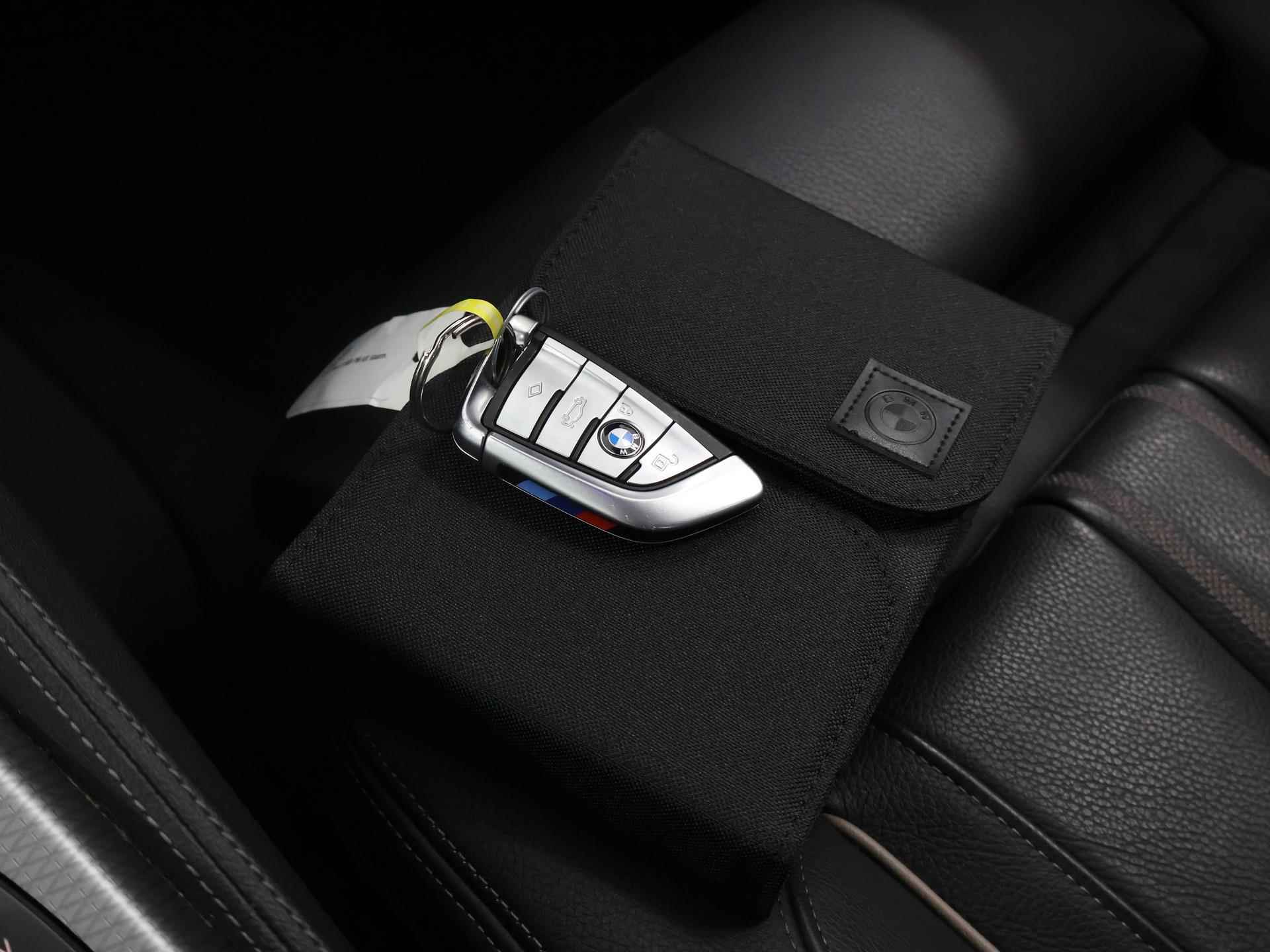 BMW 5-serie 520i High Executive Edition M-Sport | Navigatie | Harman Kardon Sound | Head Up | Digitaal Dashboard | Keyless go | Stoelverwarming | Climate Control | - 32/49