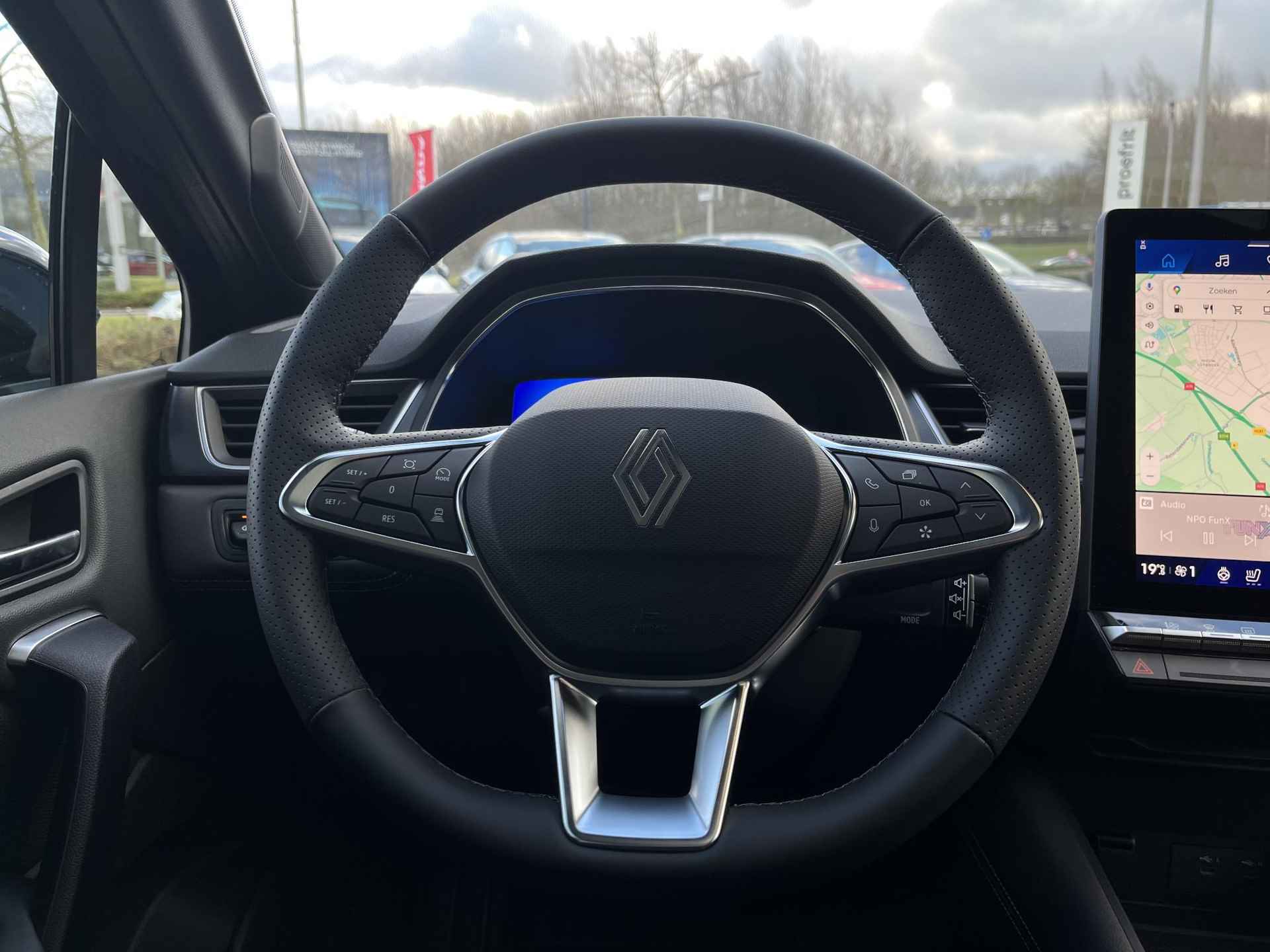 Renault Symbioz E-Tech hybrid 145pk iconic Verwarmbare voorstoelen | Lichtmetalen velgen 18" | Solarbay Panoramadak | Allseasonbanden | Apple carplay/android auto | Achteruitrijcamera | - 11/28