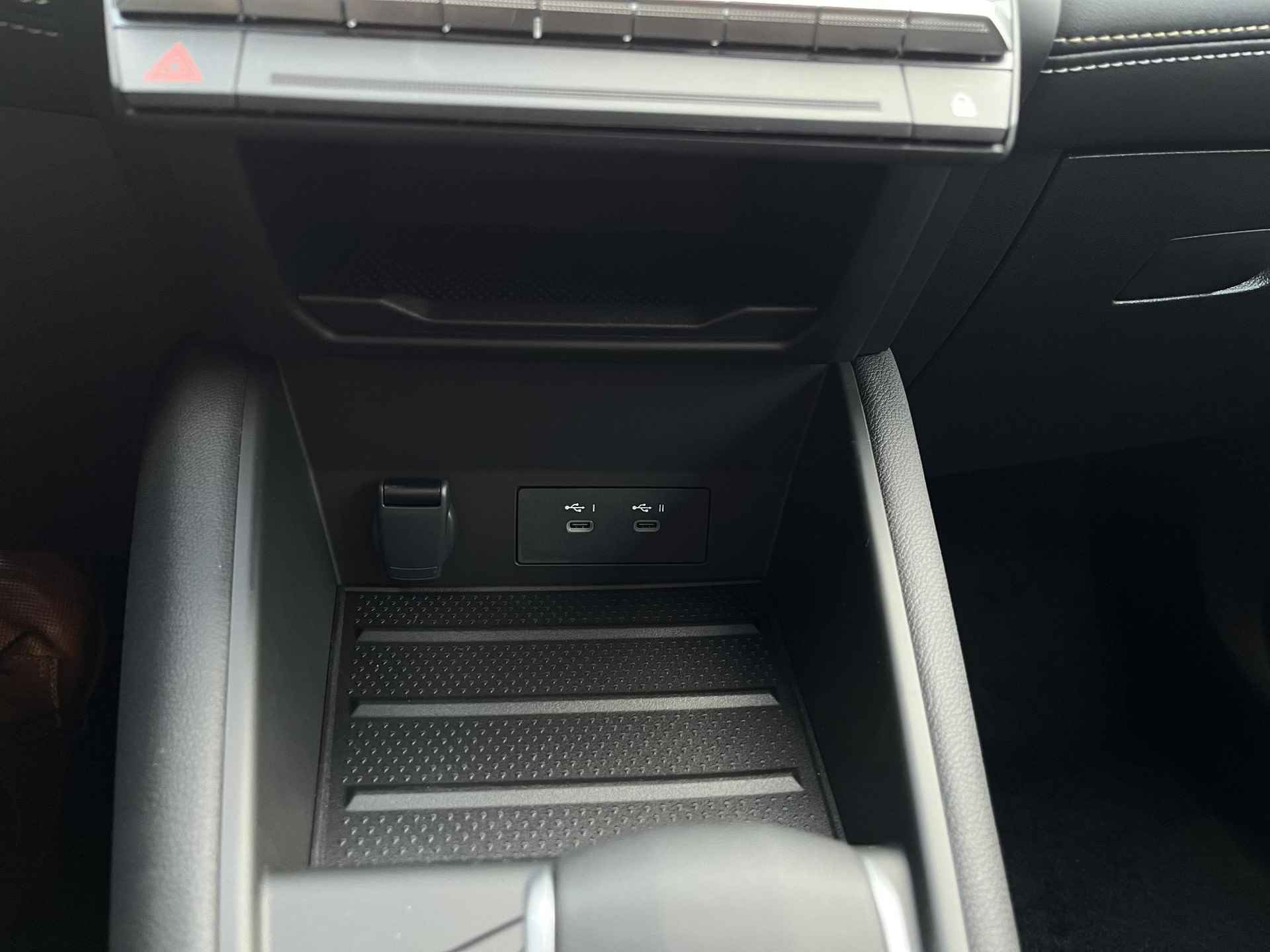 Renault Symbioz E-Tech hybrid 145pk iconic Verwarmbare voorstoelen | Lichtmetalen velgen 18" | Solarbay Panoramadak | Allseasonbanden | Apple carplay/android auto | Achteruitrijcamera | - 22/28