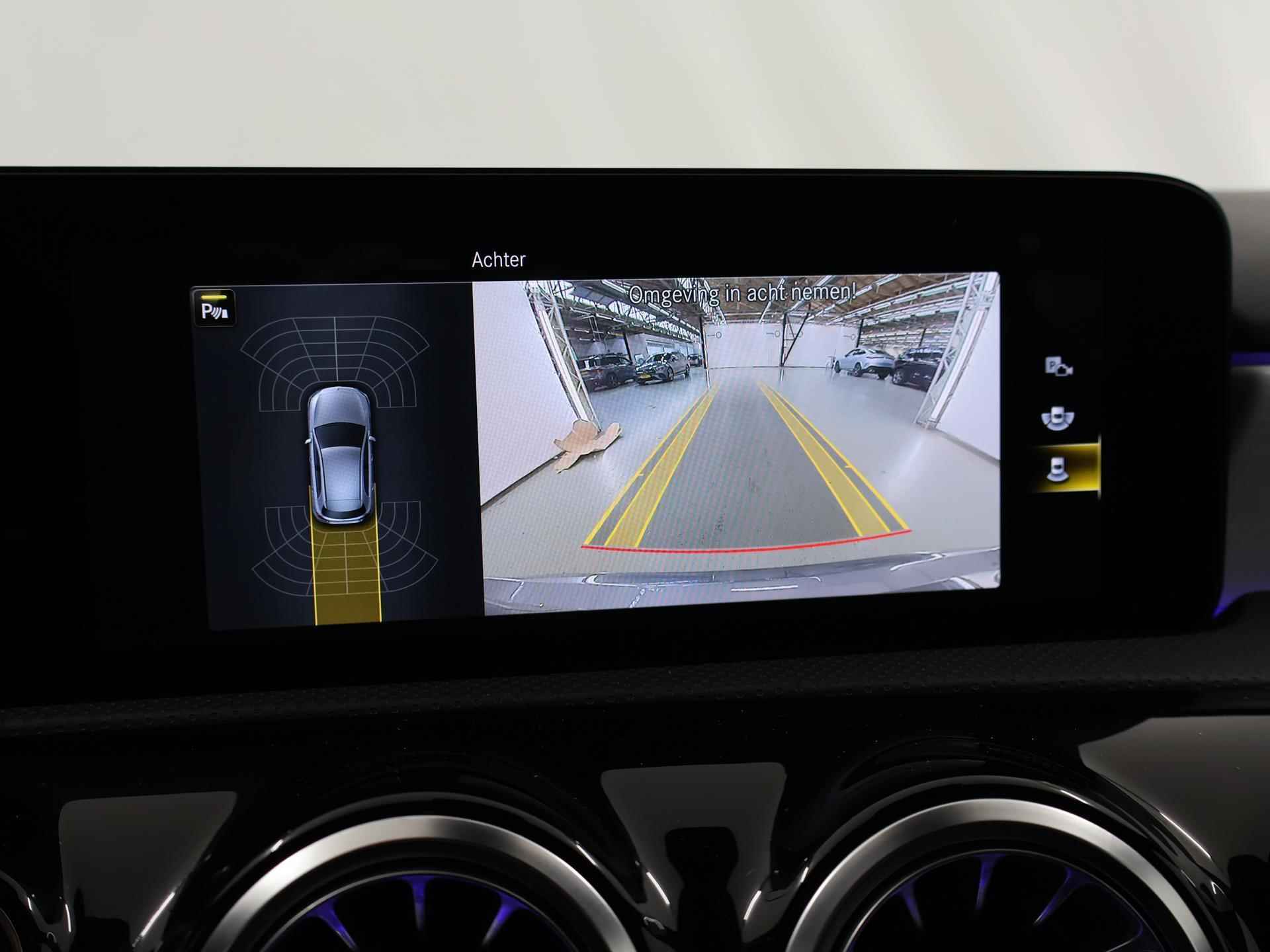 Mercedes-Benz A-klasse 180 Business Solution AMG | Nightpakket | Stoelverwarming | Digitaal Display | Keyless go | Navigatie | Led-koplampen - 15/43