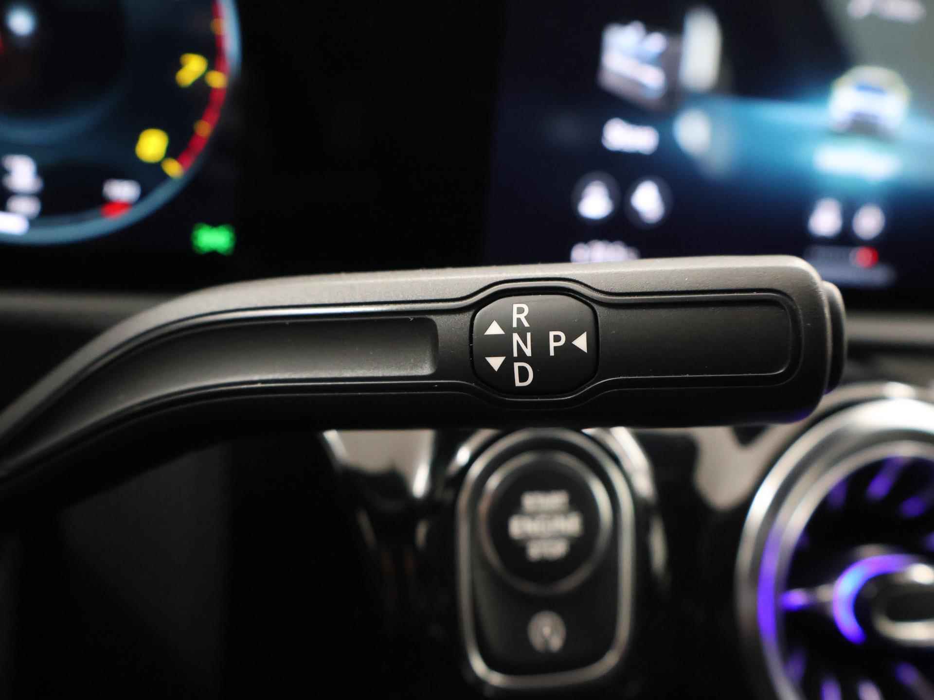 Mercedes-Benz A-klasse 180 Business Solution AMG | Nightpakket | Stoelverwarming | Digitaal Display | Keyless go | Navigatie | Led-koplampen - 29/43