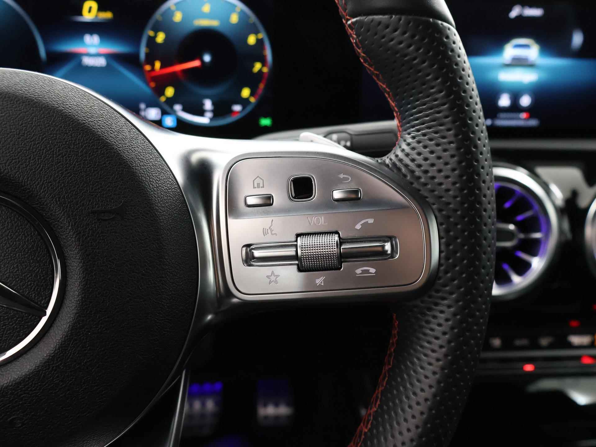 Mercedes-Benz A-klasse 180 Business Solution AMG | Nightpakket | Stoelverwarming | Digitaal Display | Keyless go | Navigatie | Led-koplampen - 31/43