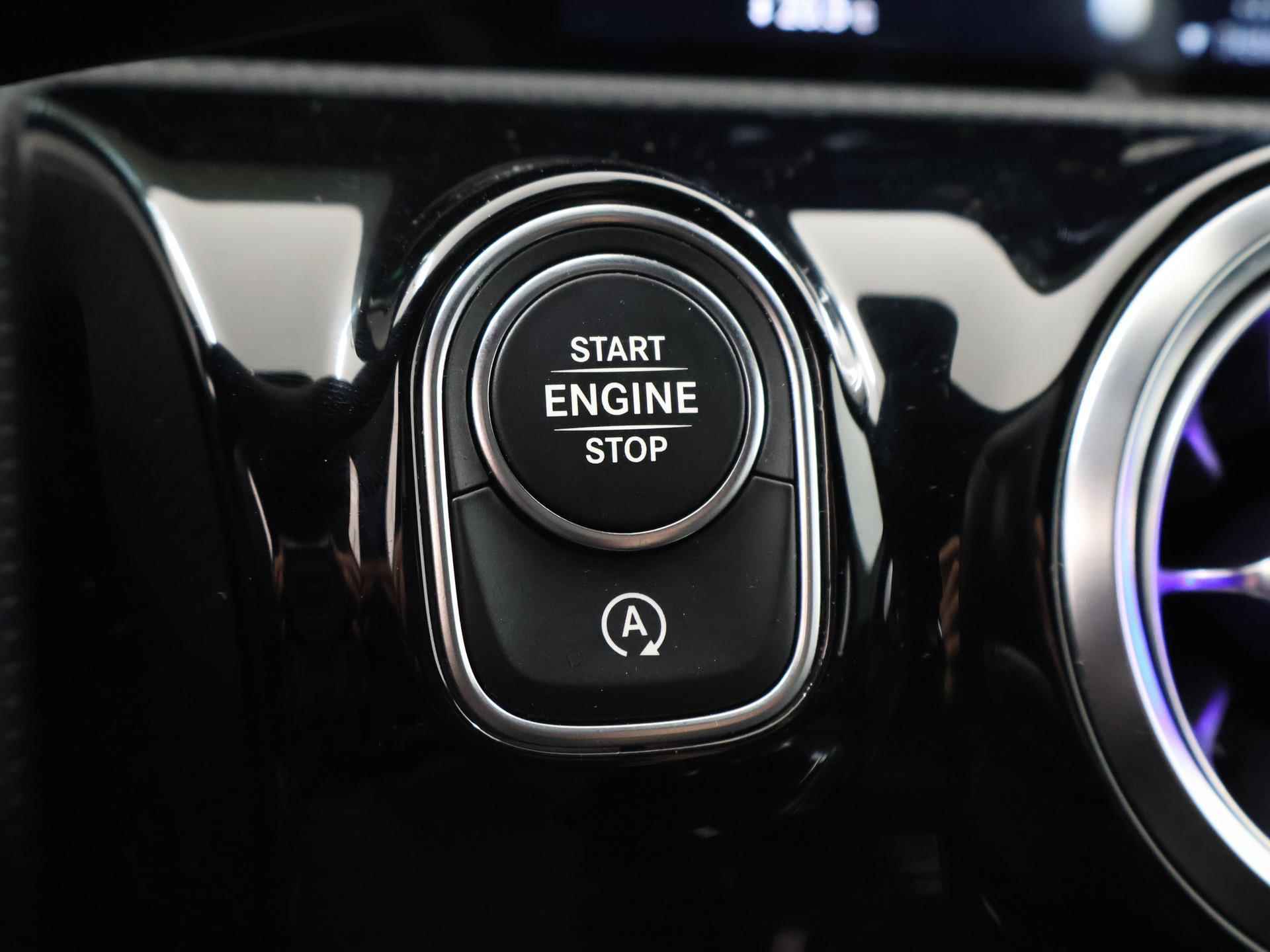 Mercedes-Benz A-klasse 180 Business Solution AMG | Nightpakket | Stoelverwarming | Digitaal Display | Keyless go | Navigatie | Led-koplampen - 32/43
