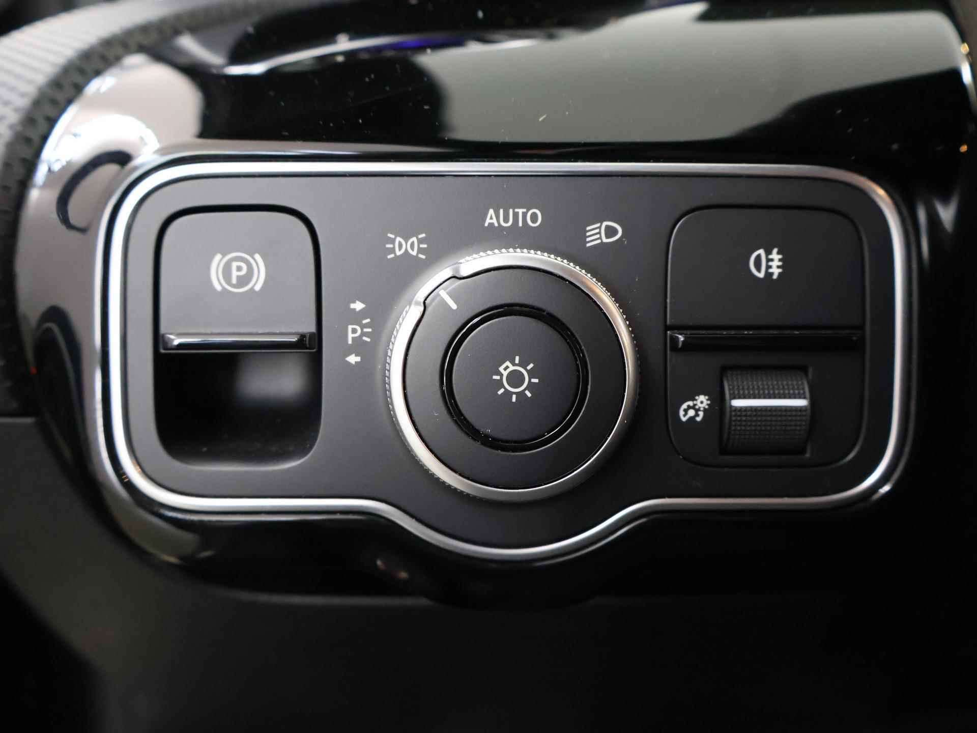 Mercedes-Benz A-klasse 180 Business Solution AMG | Nightpakket | Stoelverwarming | Digitaal Display | Keyless go | Navigatie | Led-koplampen - 35/43