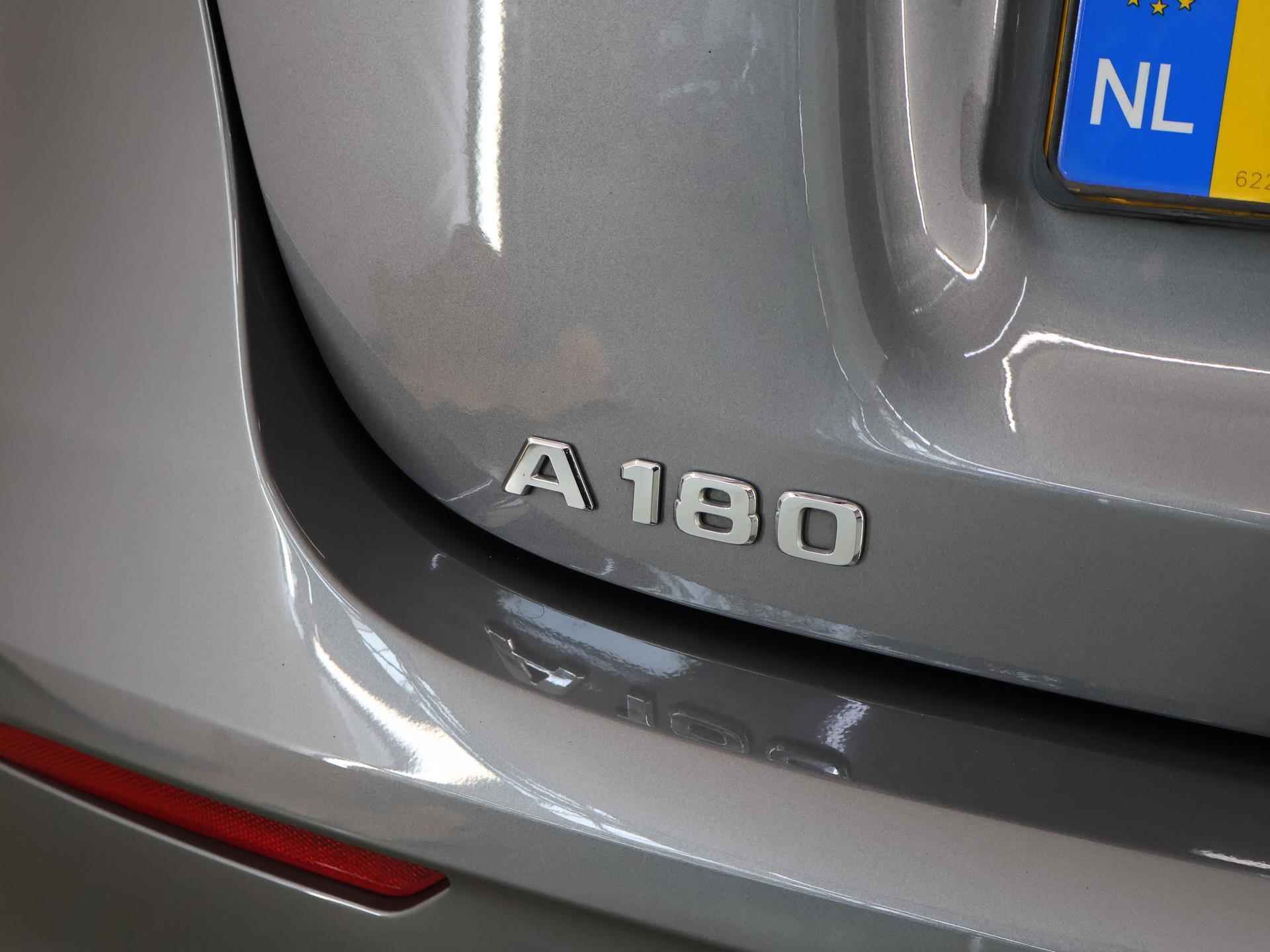 Mercedes-Benz A-klasse 180 Business Solution AMG | Nightpakket | Stoelverwarming | Digitaal Display | Keyless go | Navigatie | Led-koplampen - 39/43