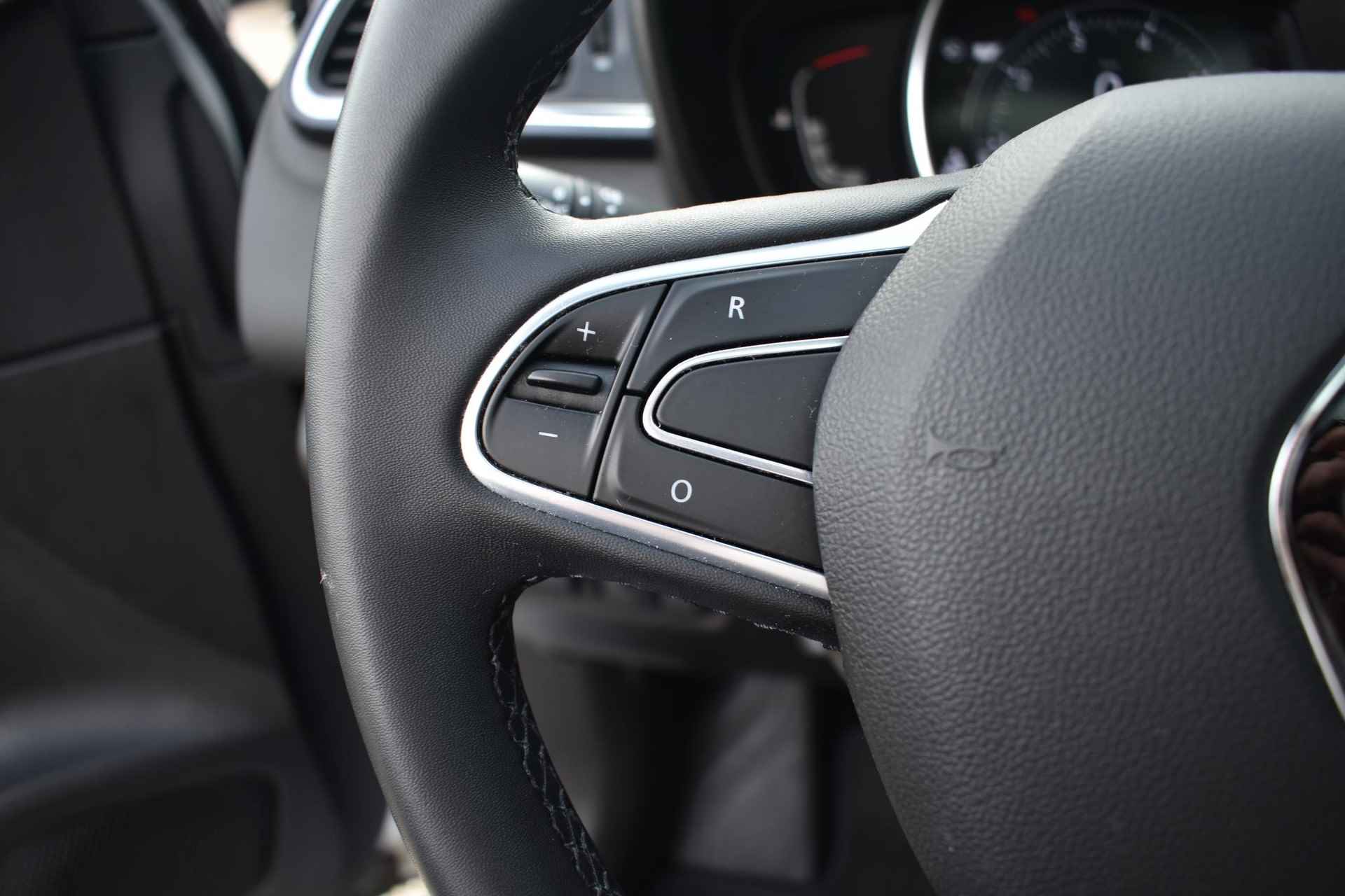 Renault Kadjar 1.3 TCe Intens 140pk | Automaat | Achteruitrijcamera | Stoelverwarming | Panorama-dak | Navigatie | Trekhaak - 28/33