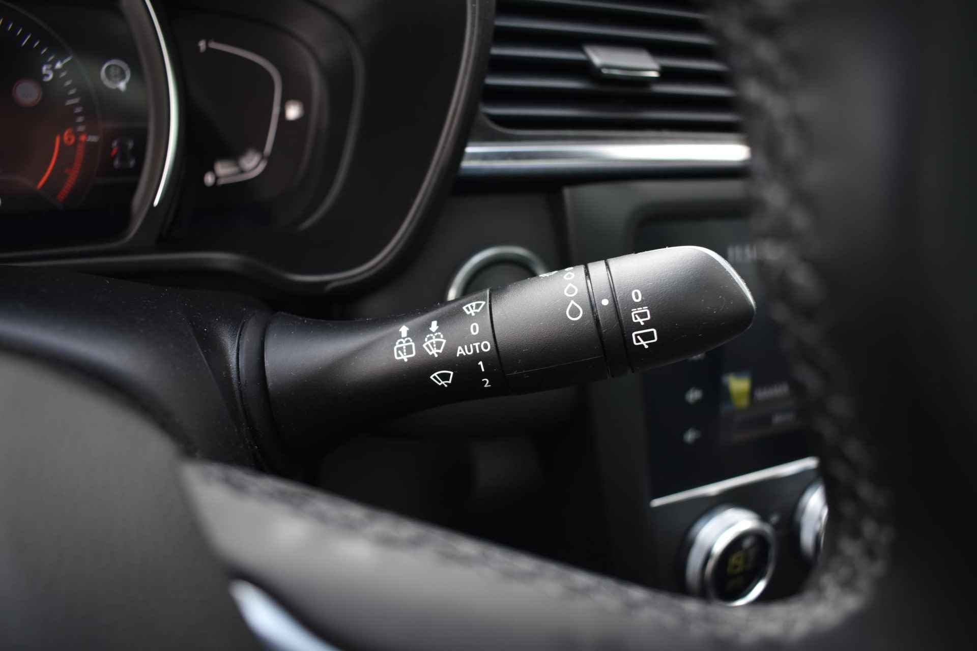 Renault Kadjar 1.3 TCe Intens 140pk | Automaat | Achteruitrijcamera | Stoelverwarming | Panorama-dak | Navigatie | Trekhaak - 31/33
