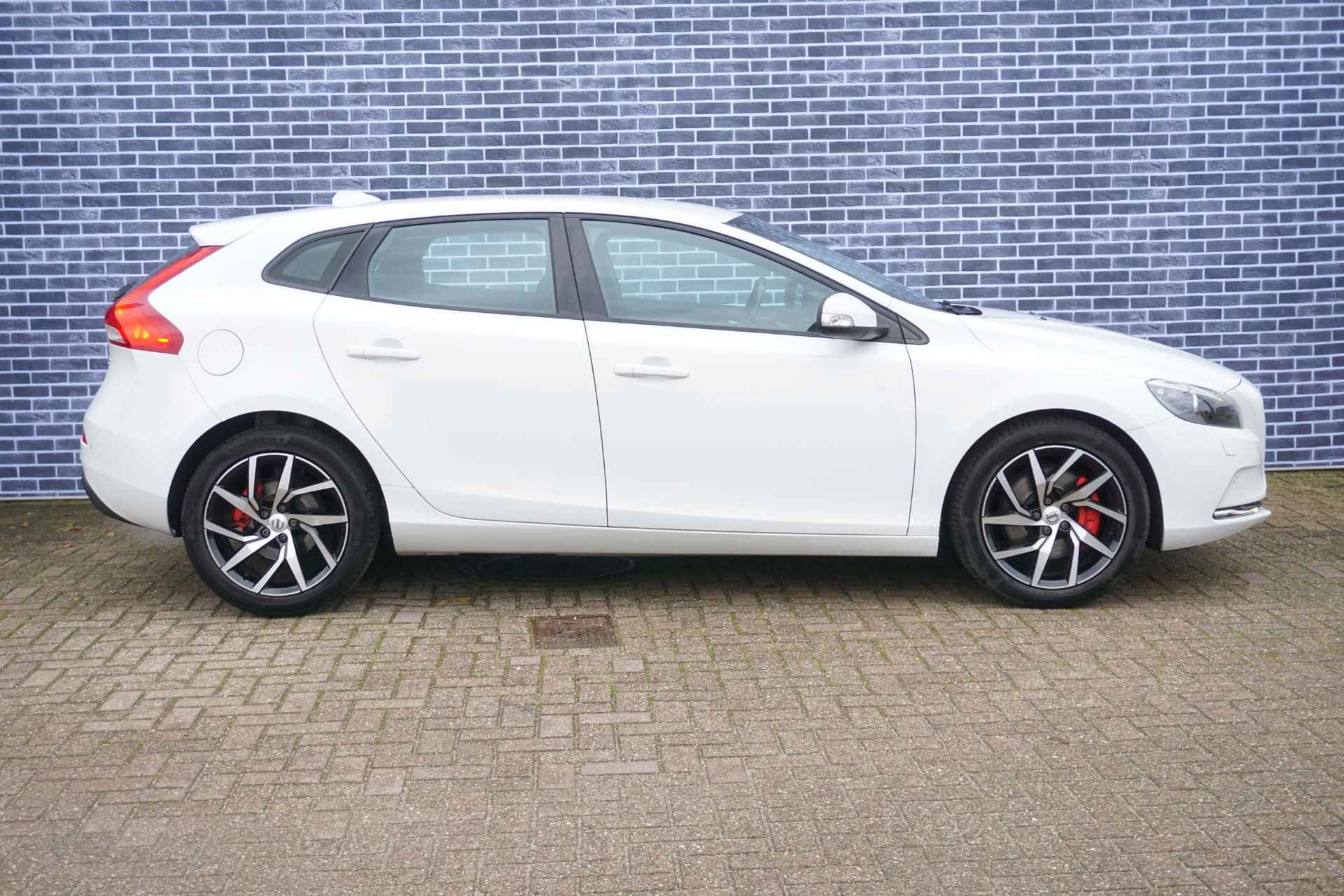 Volvo V40 1.5 T2 Kinetic | Trekhaak | Bi-Xenon | Stoelverwarming | Navigatie | Bluetooth | - 11/25