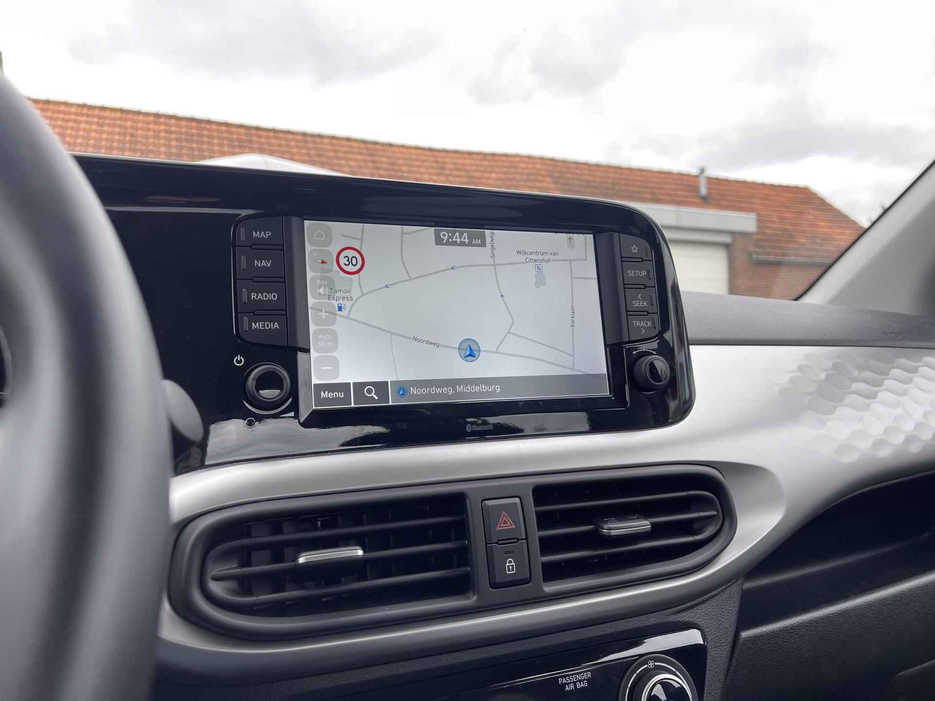 Hyundai i10 1.0 Premium | Navigatie | Camera | Apple Carplay/Android Auto | Cruise & Climate Control | Park. Sensor | Rijklaarprijs! - 16/26