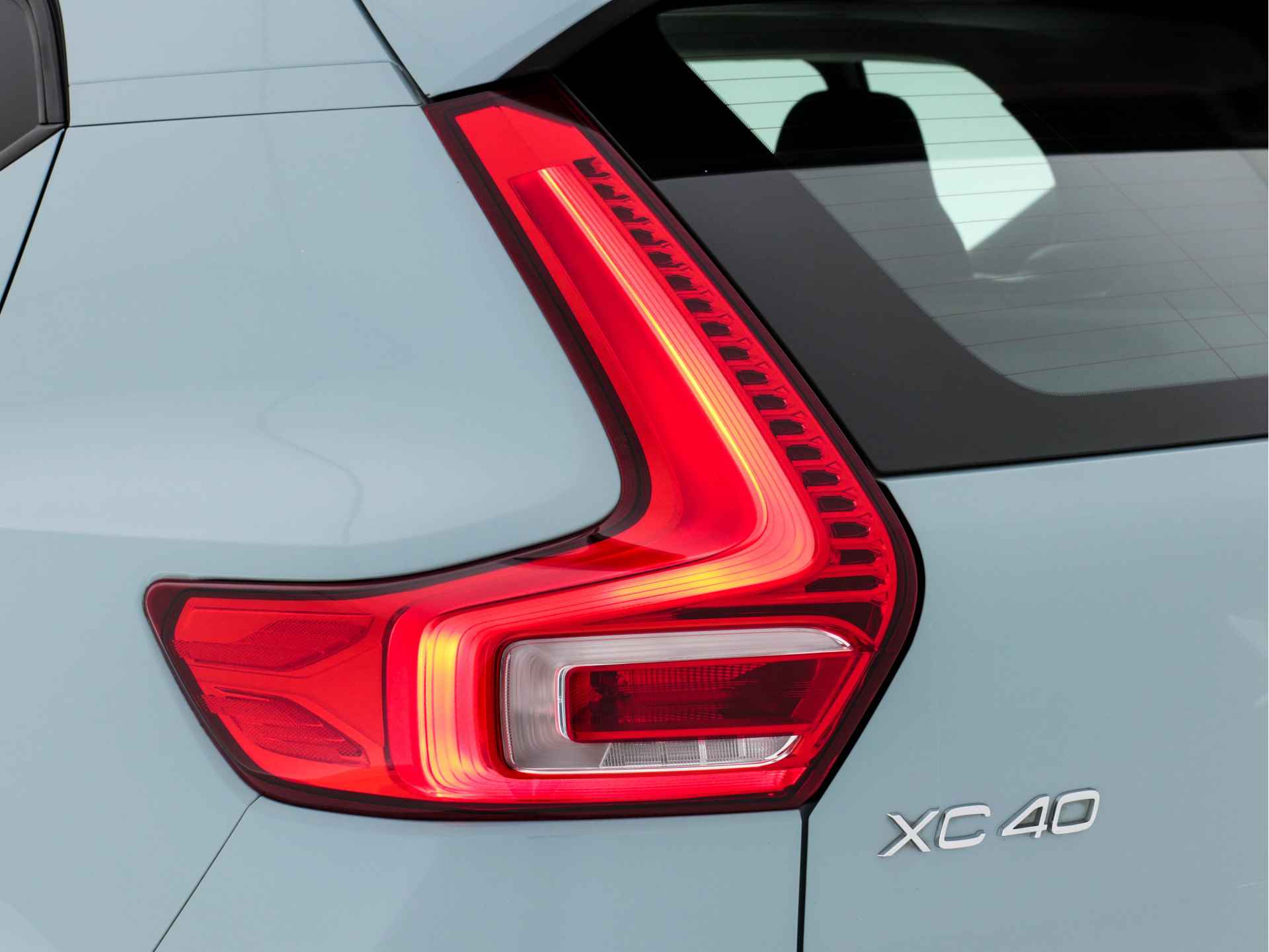 Volvo XC40 2.0 D3 Momentum Business-Pack-Connect *FULL-LED | SENSUS-NAVI-FULLMAP | LEDER-MICROFIBRE |  HIGH-PERFORMANCE-AUDIO | CAMERA | DIGI-COCKPIT | LANE-ASSIST | PDC | ECC | CRUISE | SPORT-SEATS | 18"ALU* - 24/28