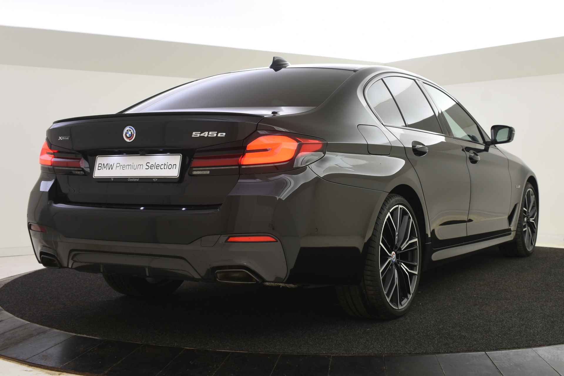BMW 5 Serie 545e xDrive High Executive M Sportpakket / Schuif-kanteldak / Massagefunctie / Laserlight / Active Steering / Parking Assistant Plus - 3/57