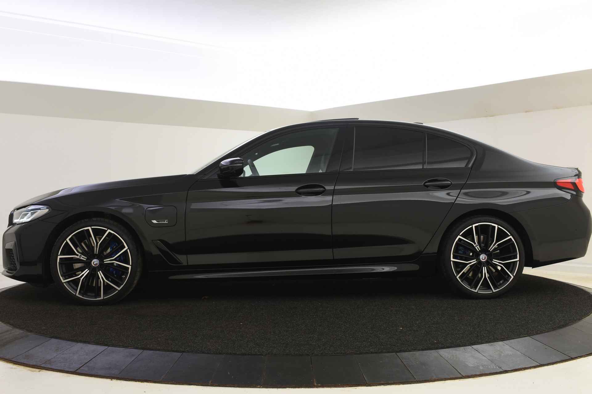 BMW 5 Serie 545e xDrive High Executive M Sportpakket / Schuif-kanteldak / Massagefunctie / Laserlight / Active Steering / Parking Assistant Plus - 4/57