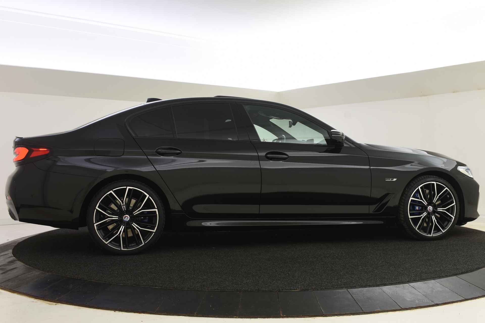 BMW 5 Serie 545e xDrive High Executive M Sportpakket / Schuif-kanteldak / Massagefunctie / Laserlight / Active Steering / Parking Assistant Plus - 5/57