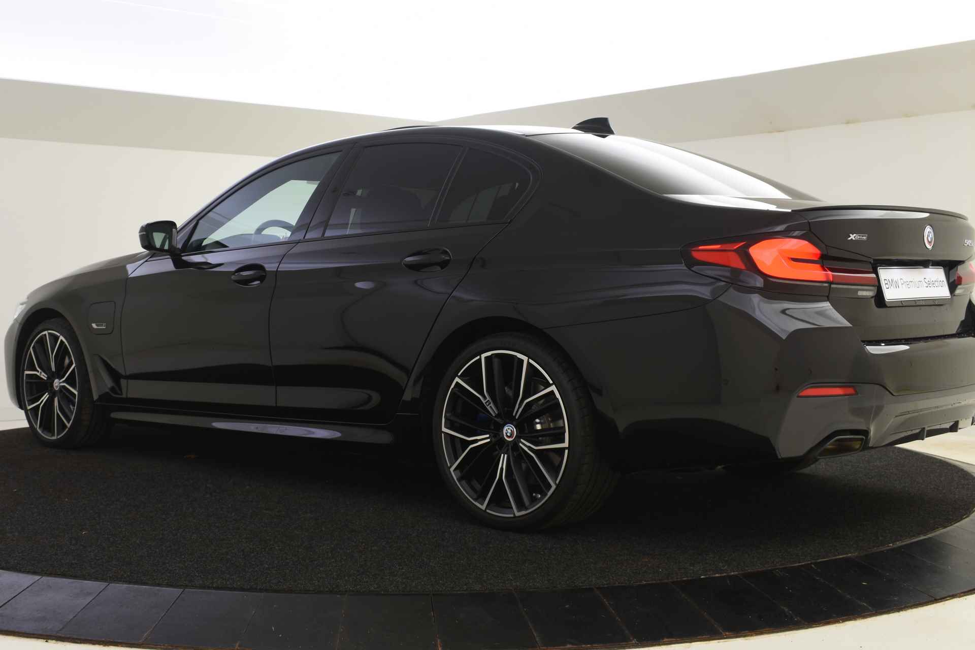 BMW 5 Serie 545e xDrive High Executive M Sportpakket / Schuif-kanteldak / Massagefunctie / Laserlight / Active Steering / Parking Assistant Plus - 6/57