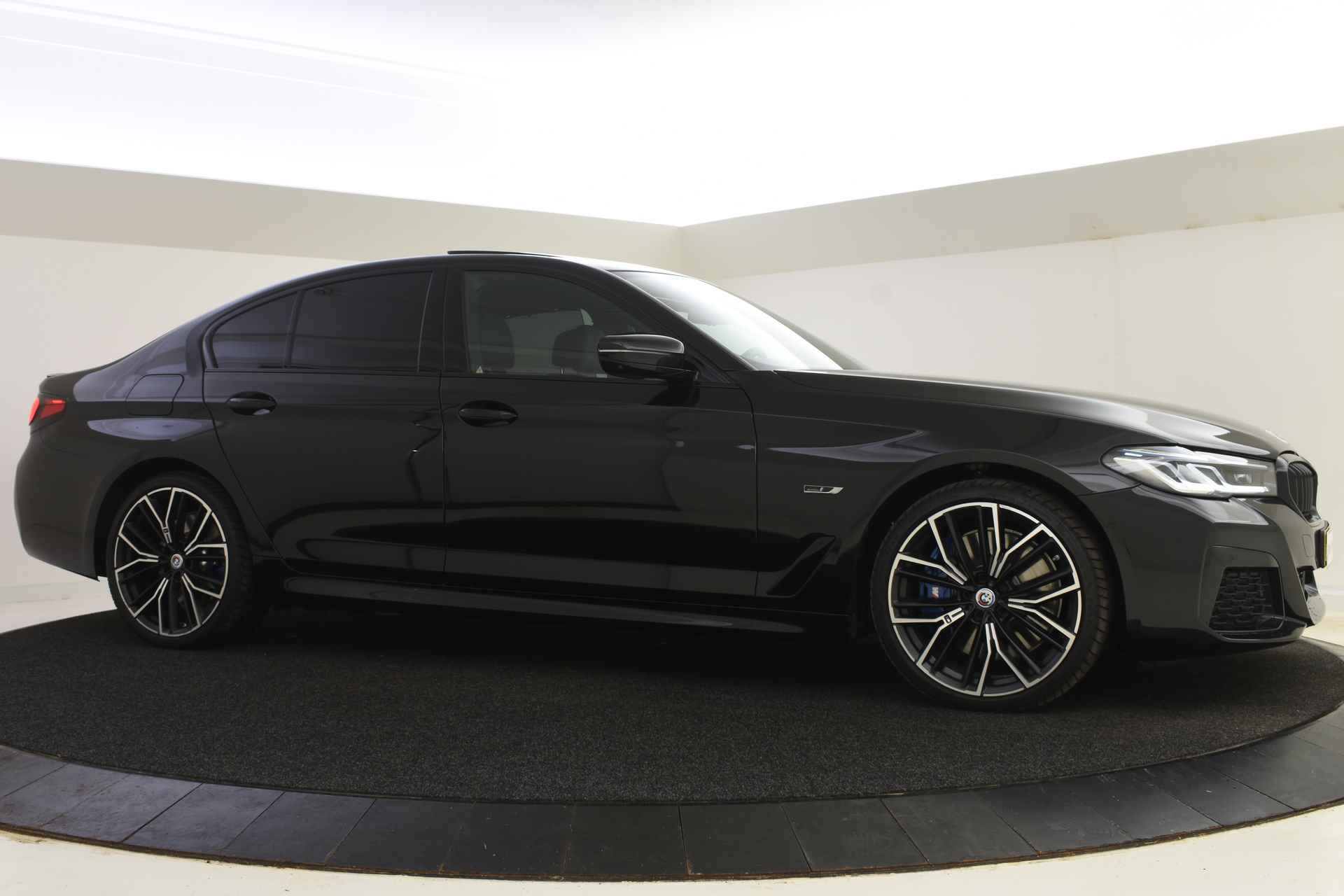 BMW 5 Serie 545e xDrive High Executive M Sportpakket / Schuif-kanteldak / Massagefunctie / Laserlight / Active Steering / Parking Assistant Plus - 8/57