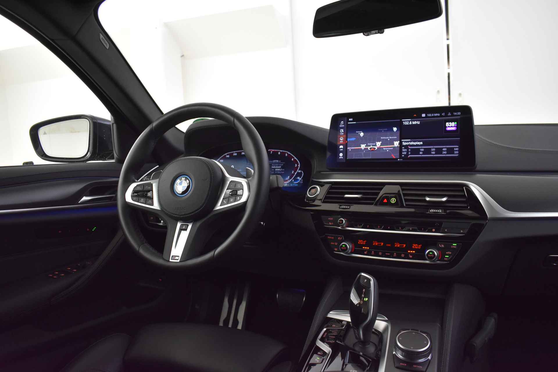 BMW 5 Serie 545e xDrive High Executive M Sportpakket / Schuif-kanteldak / Massagefunctie / Laserlight / Active Steering / Parking Assistant Plus - 12/57