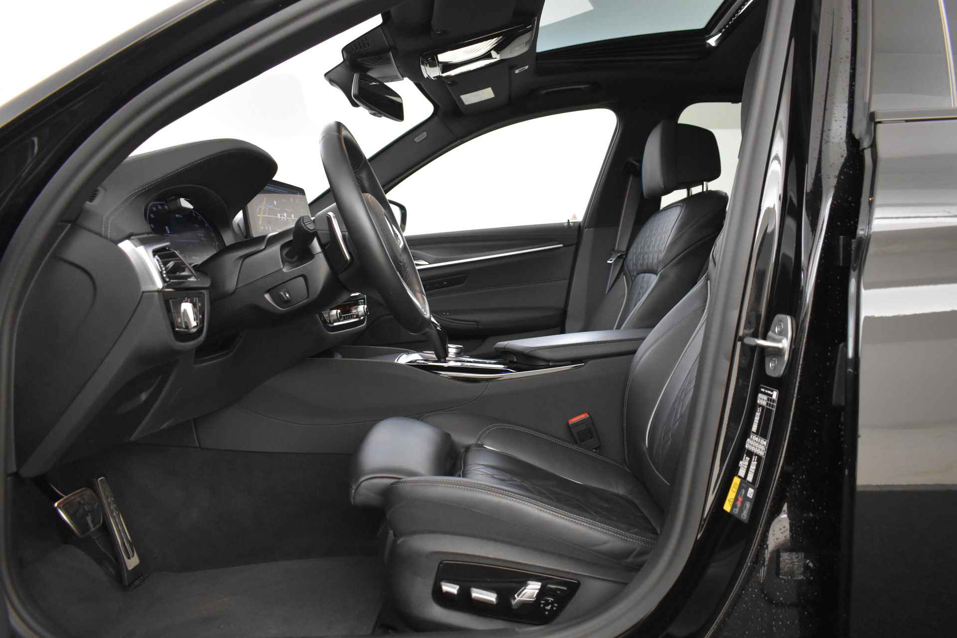 BMW 5 Serie 545e xDrive High Executive M Sportpakket / Schuif-kanteldak / Massagefunctie / Laserlight / Active Steering / Parking Assistant Plus - 13/57