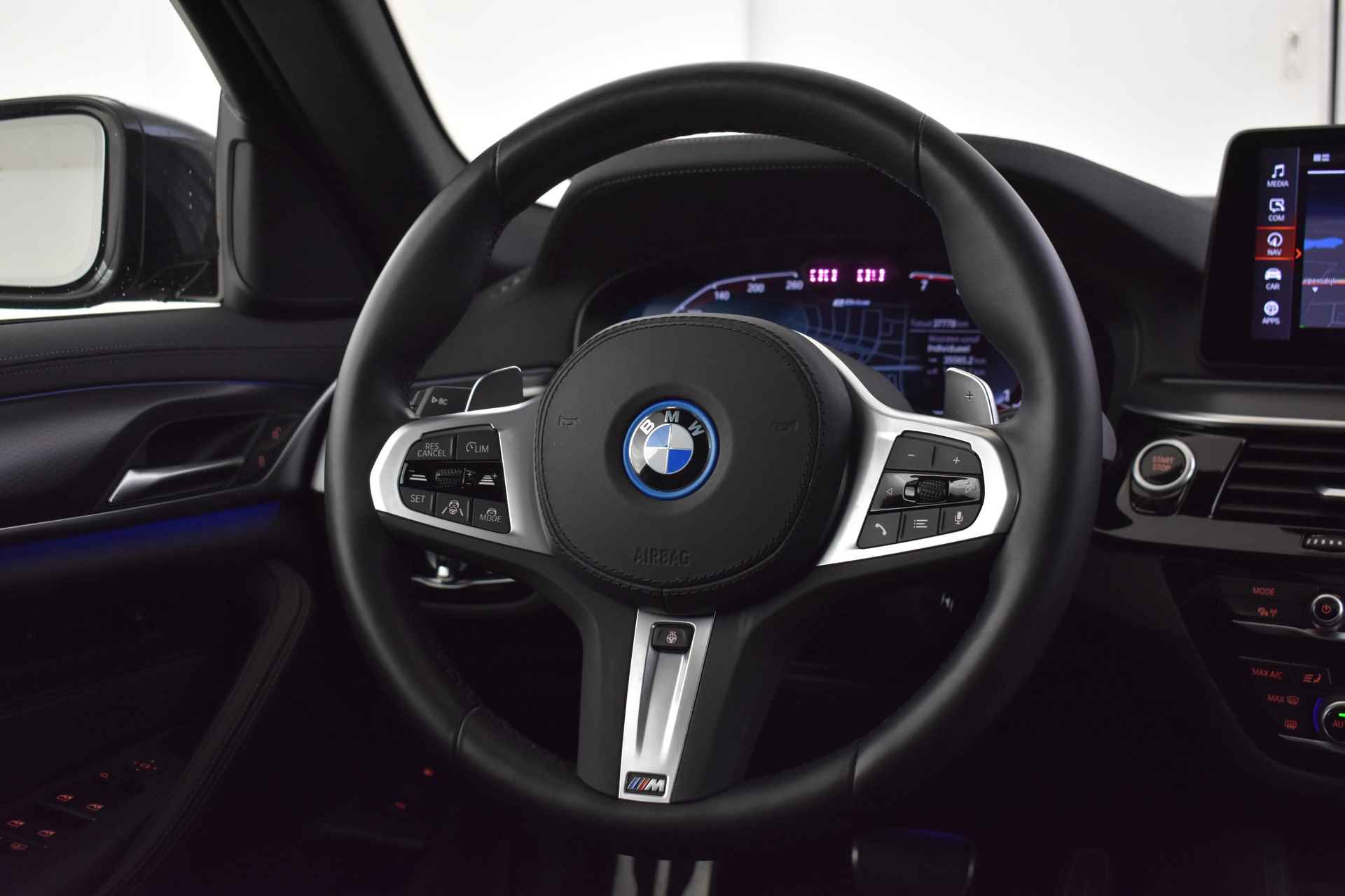 BMW 5 Serie 545e xDrive High Executive M Sportpakket / Schuif-kanteldak / Massagefunctie / Laserlight / Active Steering / Parking Assistant Plus - 25/57