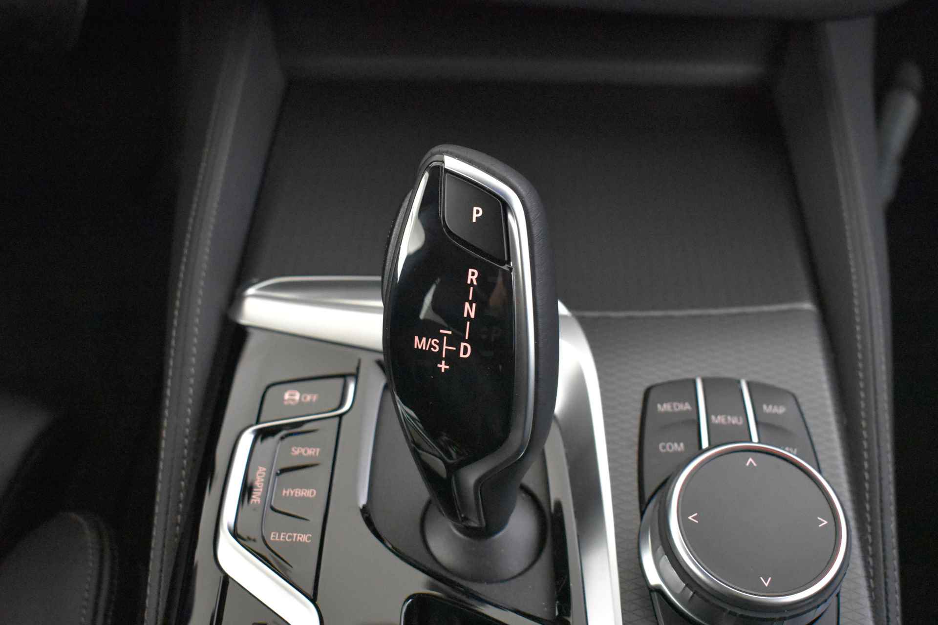 BMW 5 Serie 545e xDrive High Executive M Sportpakket / Schuif-kanteldak / Massagefunctie / Laserlight / Active Steering / Parking Assistant Plus - 33/57