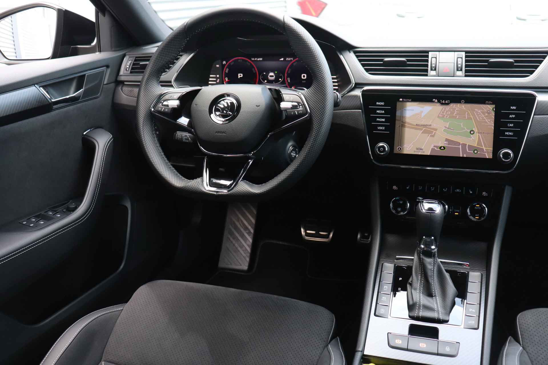 Škoda Superb Combi 2.0 TSI 190pk AUTOMAAT Sportline Business | Stoel- & stuurwielverwarming | Adaptieve cruise control | Elektrische bestuurdersstoel incl. geheugen | - 4/39