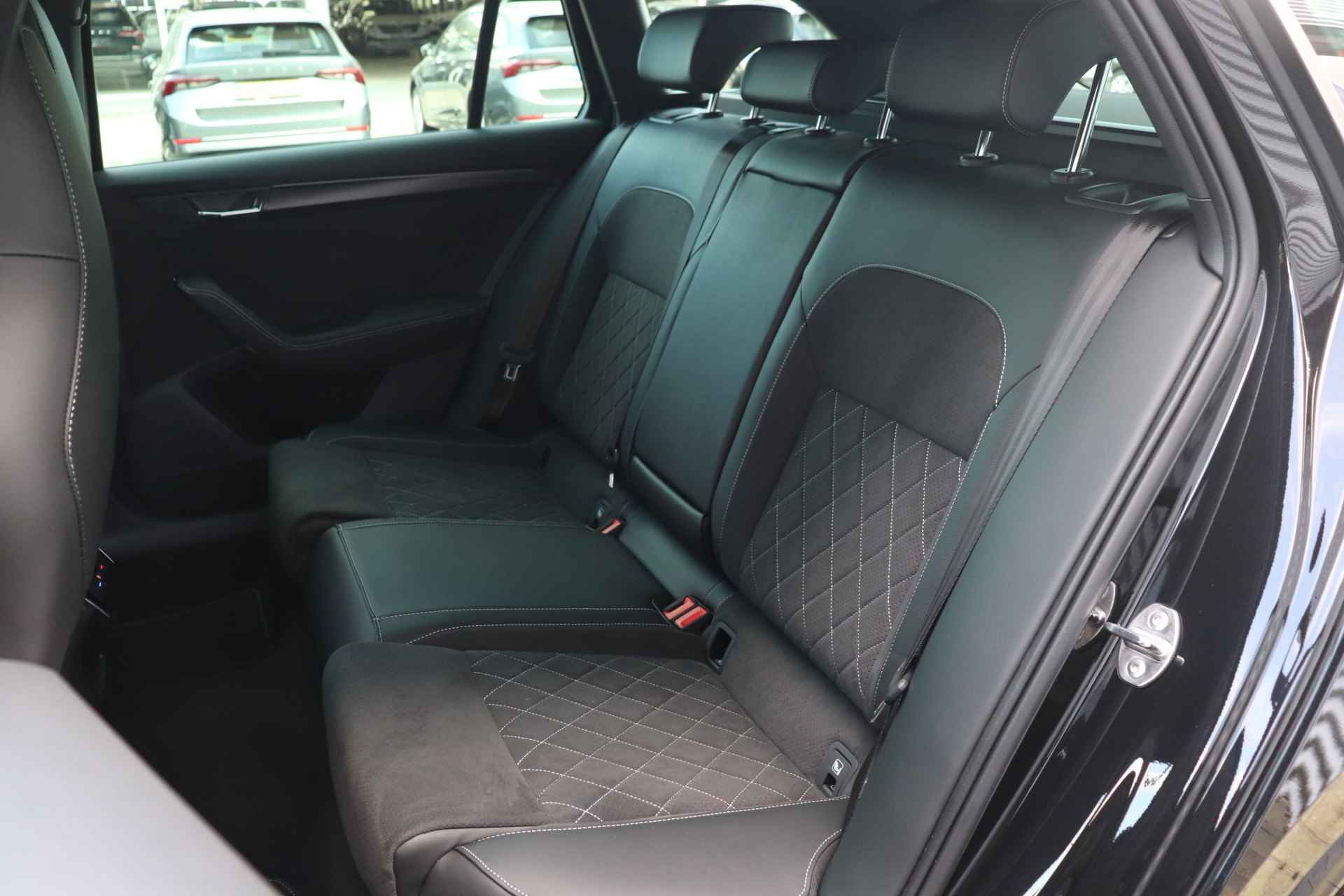 Škoda Superb Combi 2.0 TSI 190pk AUTOMAAT Sportline Business | Stoel- & stuurwielverwarming | Adaptieve cruise control | Elektrische bestuurdersstoel incl. geheugen | - 10/39