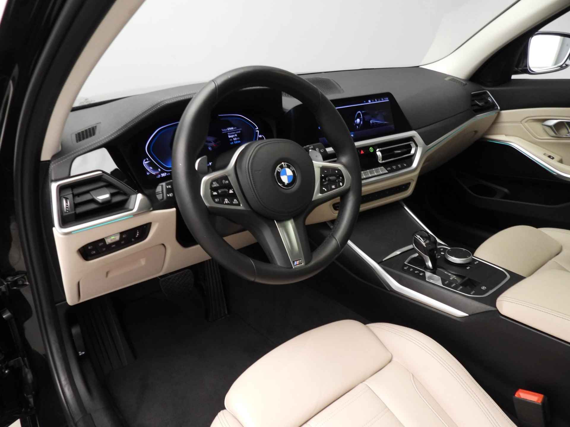 BMW 3 Serie Touring 330e | LED | Leder | Navigatie | Schuifdak | Sportstoelen | Stoelverwarming | DAB | Hifi speakers | Alu 18 inch - 7/40