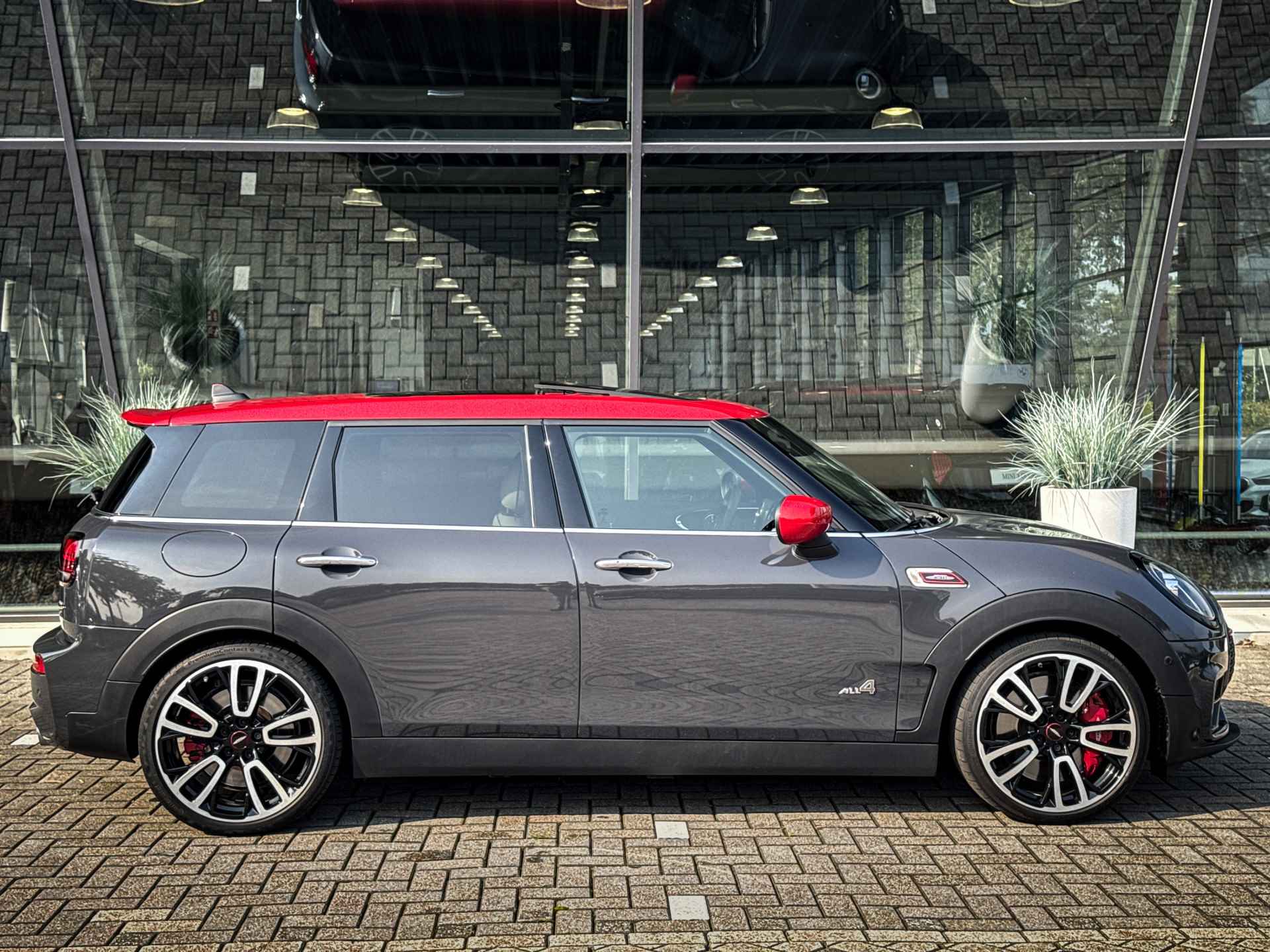 MINI Clubman JCW ALL4 Chili Automaat / Panoramadak / Achteruitrijcamera / Stoelverwarming / LED / Harman Kardon / Head-Up / Cruise Control / Comfort Access - 17/37