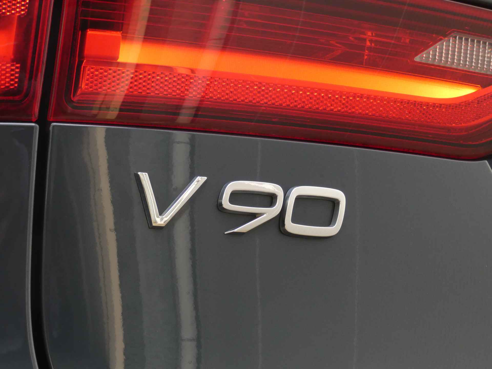 Volvo V90 2.0 T4 Momentum | Leder | Verwarmbare stoelen | Navigatie - 18/62