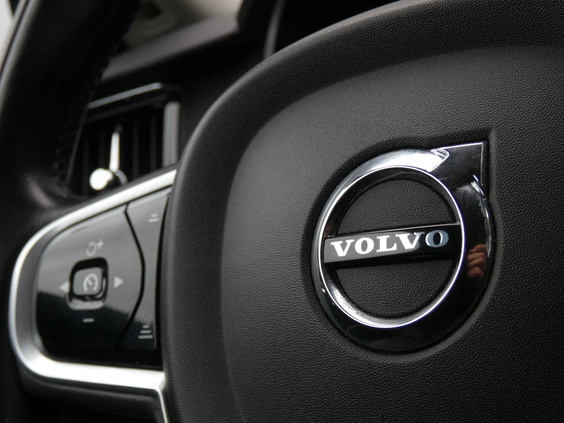 Volvo V90 2.0 T4 Momentum | Leder | Verwarmbare stoelen | Navigatie - 58/62