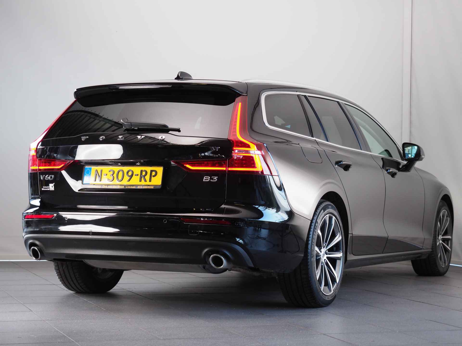 Volvo V60 2.0 B3 Business Pro | achteruitrijcamera | Parkeersensor Voor en Achter | Cruise Control | Apple CarPlay/Andriod Auto | DAB | LED | Keyless Entry/Start | Verwarmde Voorruit | - 3/37