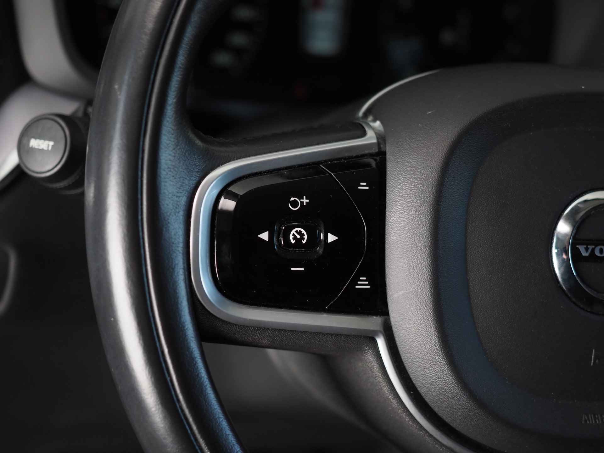 Volvo V60 2.0 B3 Business Pro | achteruitrijcamera | Parkeersensor Voor en Achter | Cruise Control | Apple CarPlay/Andriod Auto | DAB | LED | Keyless Entry/Start | Verwarmde Voorruit | - 12/37