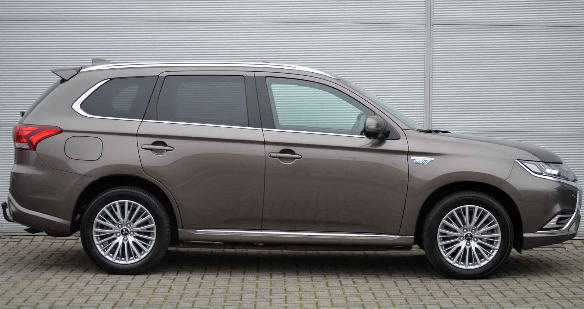 Mitsubishi Outlander PHEV 2.4 INSTYLE 4WD | PLUG IN HYBRID | V2G | FULL OPTIONS | SCHUIFDAK | ADAPTIEF CRUISE | TREKHAAK 1500KG | FABRIEKGARANTIE TOT 07-2025 | ALL IN RIJKLAARPRIJS - 12/52