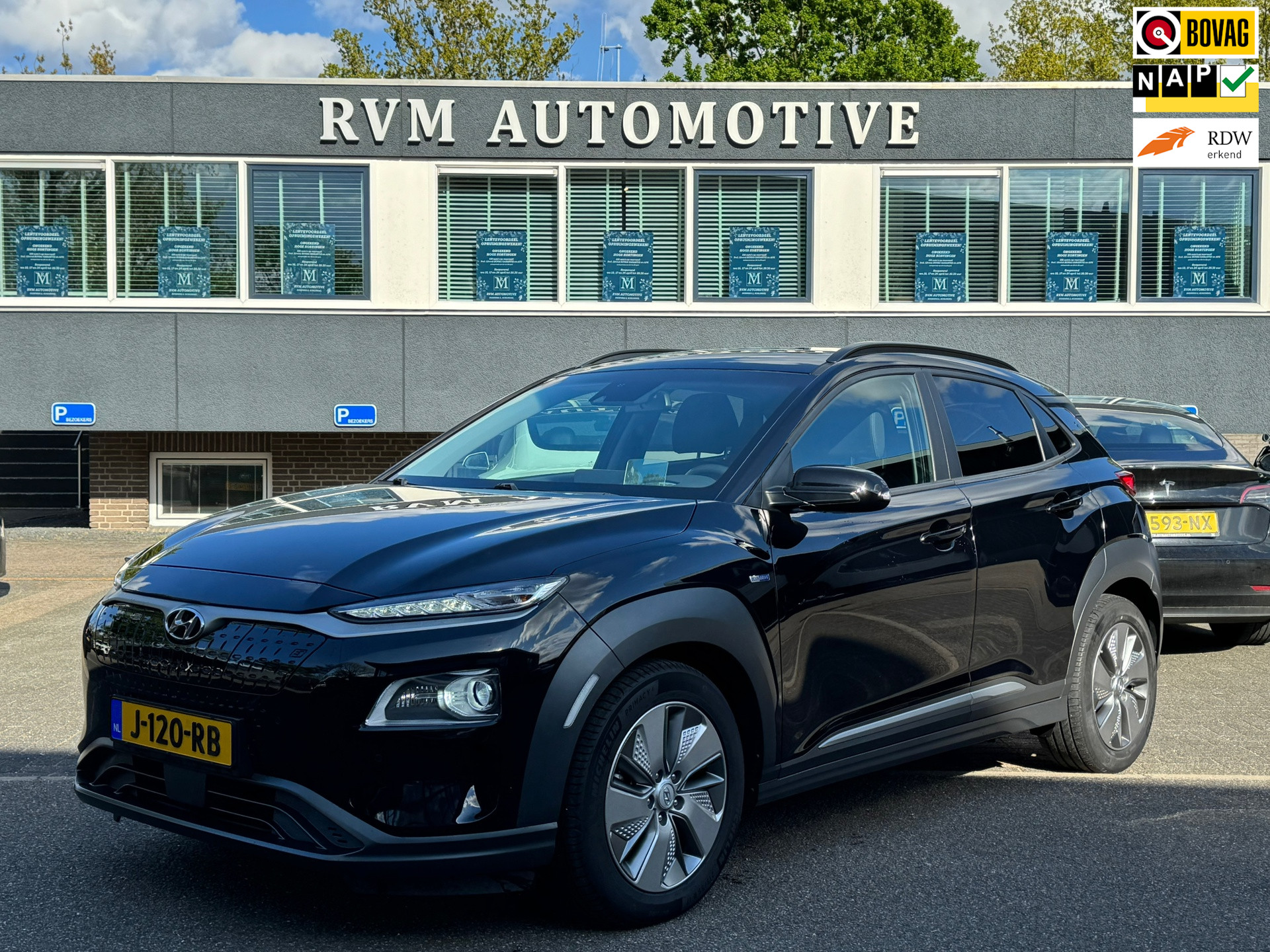 Hyundai Kona EV Premium 64 kWh| ORG. NL. NAP KM. | LEDER | CAMERA | HEAD UP| bij viaBOVAG.nl