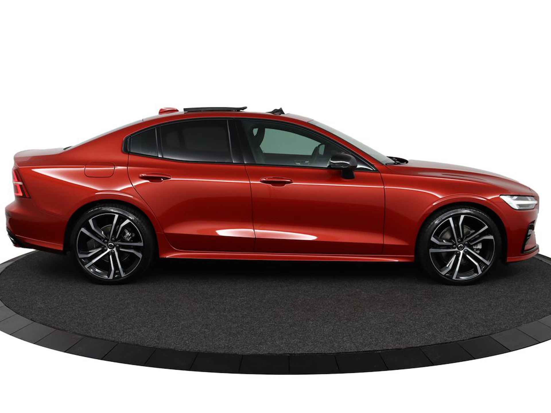 Volvo S60 B4 Plus Dark | Demo Deal | 20'' | Panoramadak | Premium Audio by Harman Kardon | Stoelverwarming voor & achter | Stuurwielverwar Keyless entry | Elektrisch verstelbare stoel incl. geheugen | Parkassist camera | Park Assist voor en achter | - 16/51