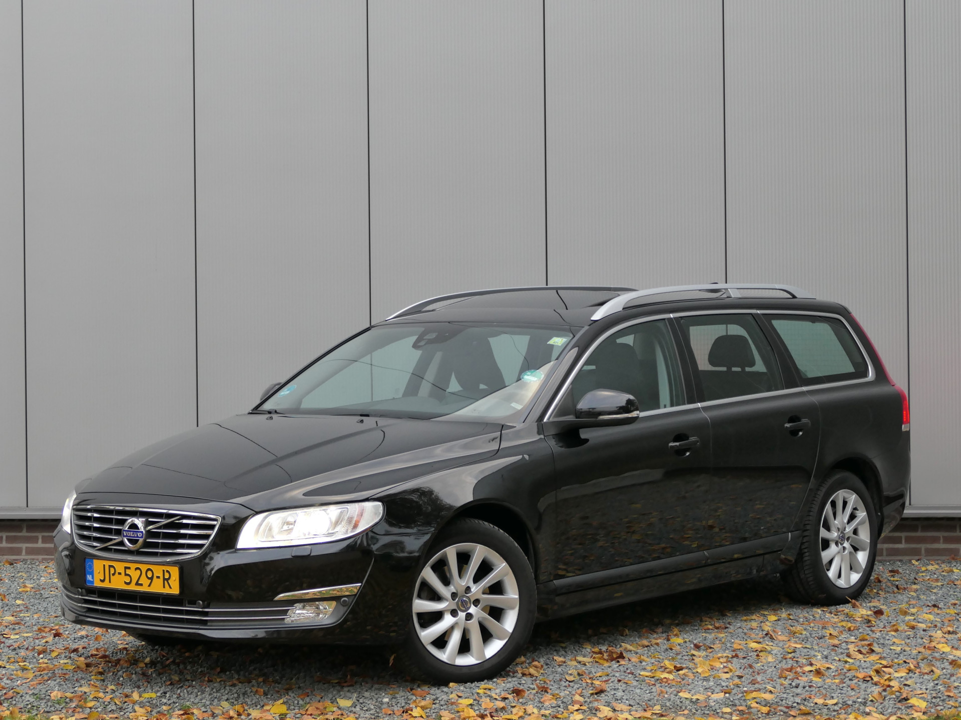 Volvo V70 T4 AUT Polar+ 12 MND garantie Schuifdak / Leer / Voorruitverwarming / Trekhaak